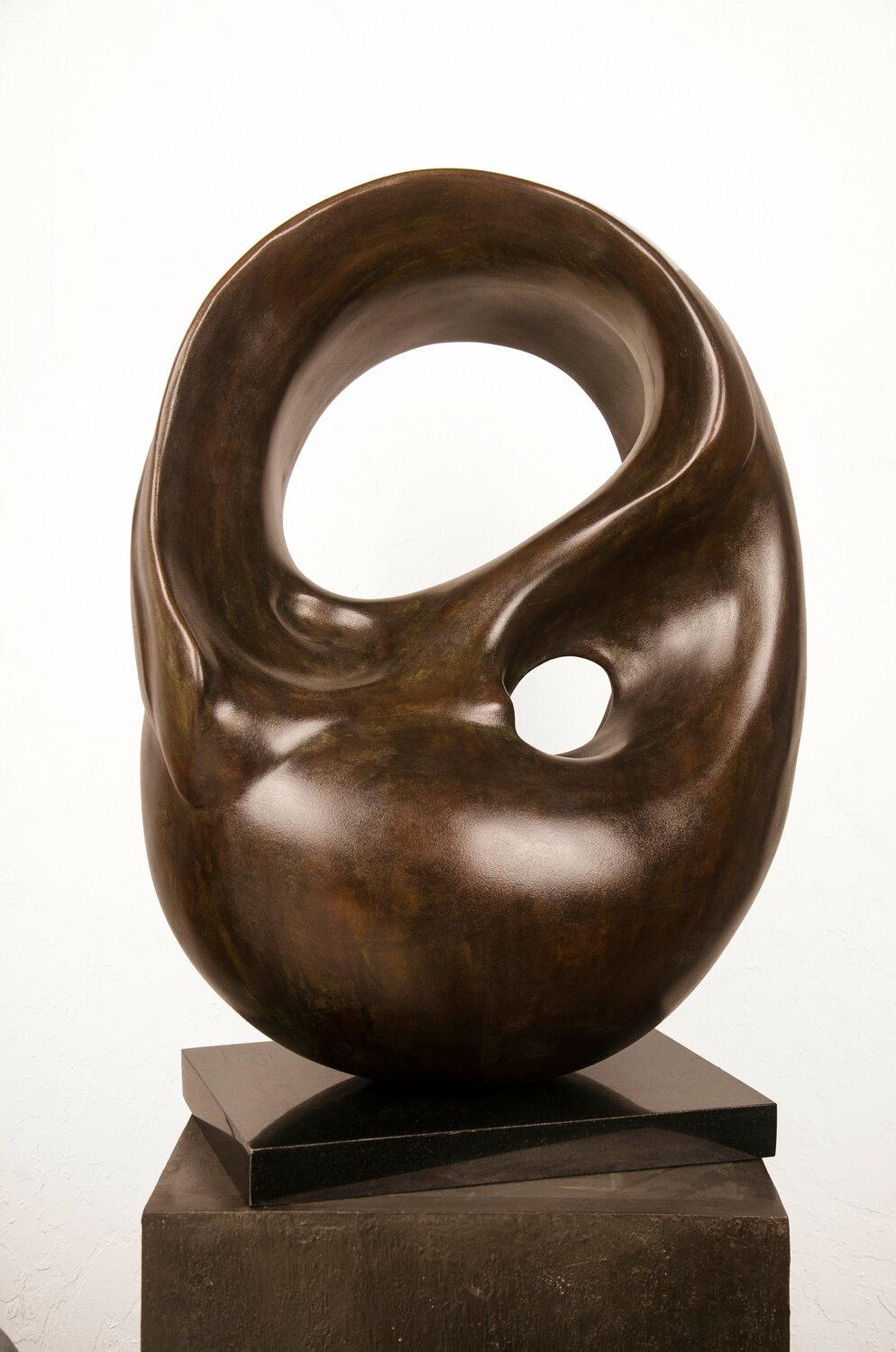 Dentro de la carcasa, revestimiento de metal líquido sobre compuesto de vidrio pétreo, poliéster - Art Contemporáneo de Divyendu Anand