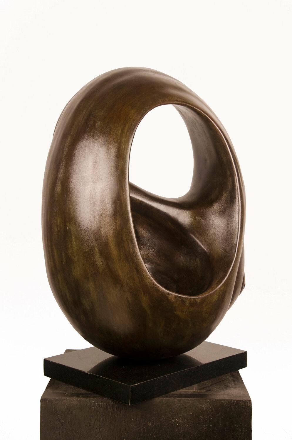 Divyendu Anand - Dentro de la concha - Alto 27,5 x Ancho 19 x Fondo 14 pulgadas
Edición 7/9
Bronce oxidado sobre compuesto de piedra, base de granito, 2020

Divyendu, que creció con pensamientos de altruismo, idealismo y belleza, ingresó en el NIFT