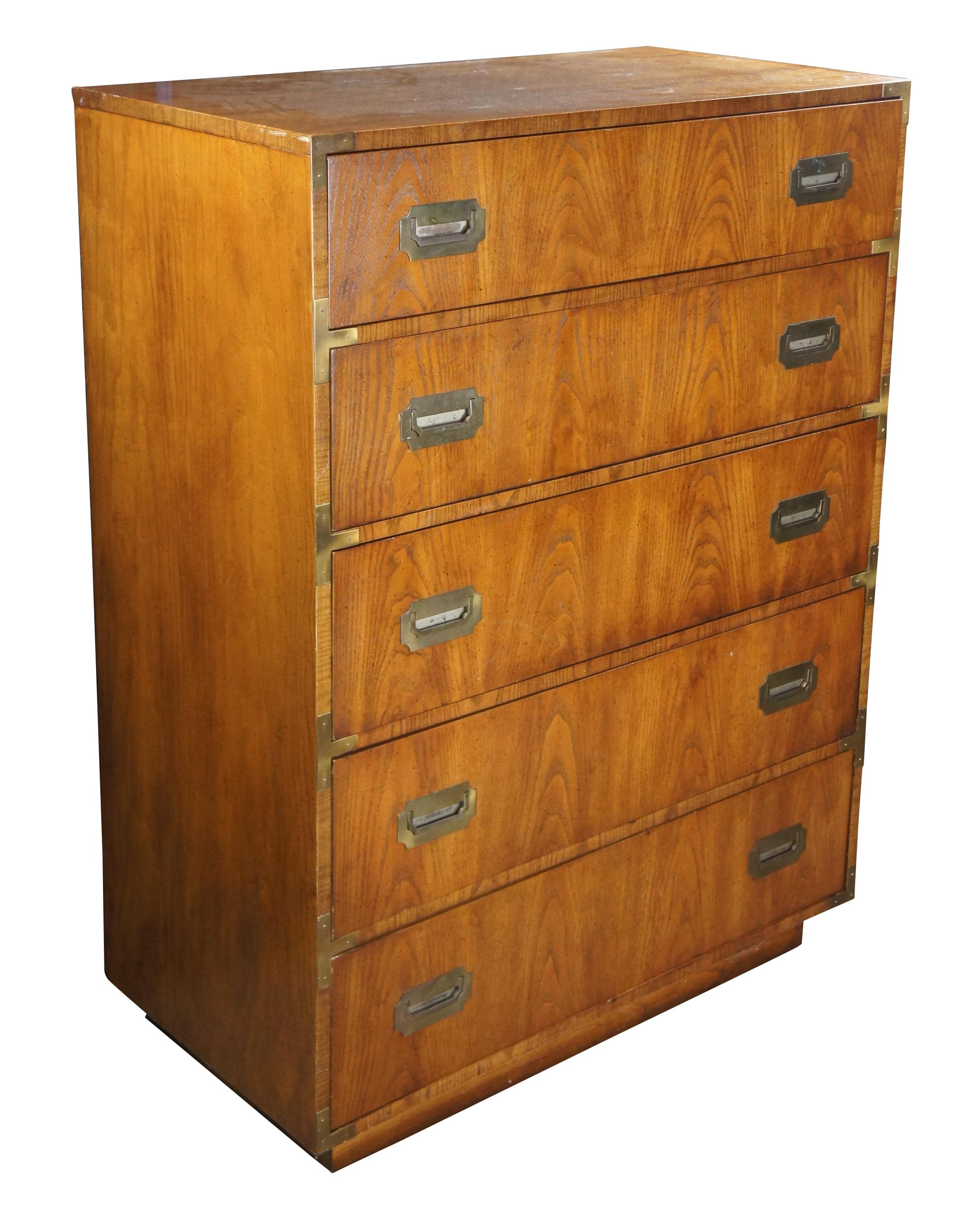 Cassettiera o cassettone Campaigner del 1975 circa. Ispirandosi allo stile British Colonial Campaigner.  Realizzato in noce con cinque cassetti a coda di rondine con maniglie incassate e fascia in ottone applicata. 767-307

Dimensioni:
18,5