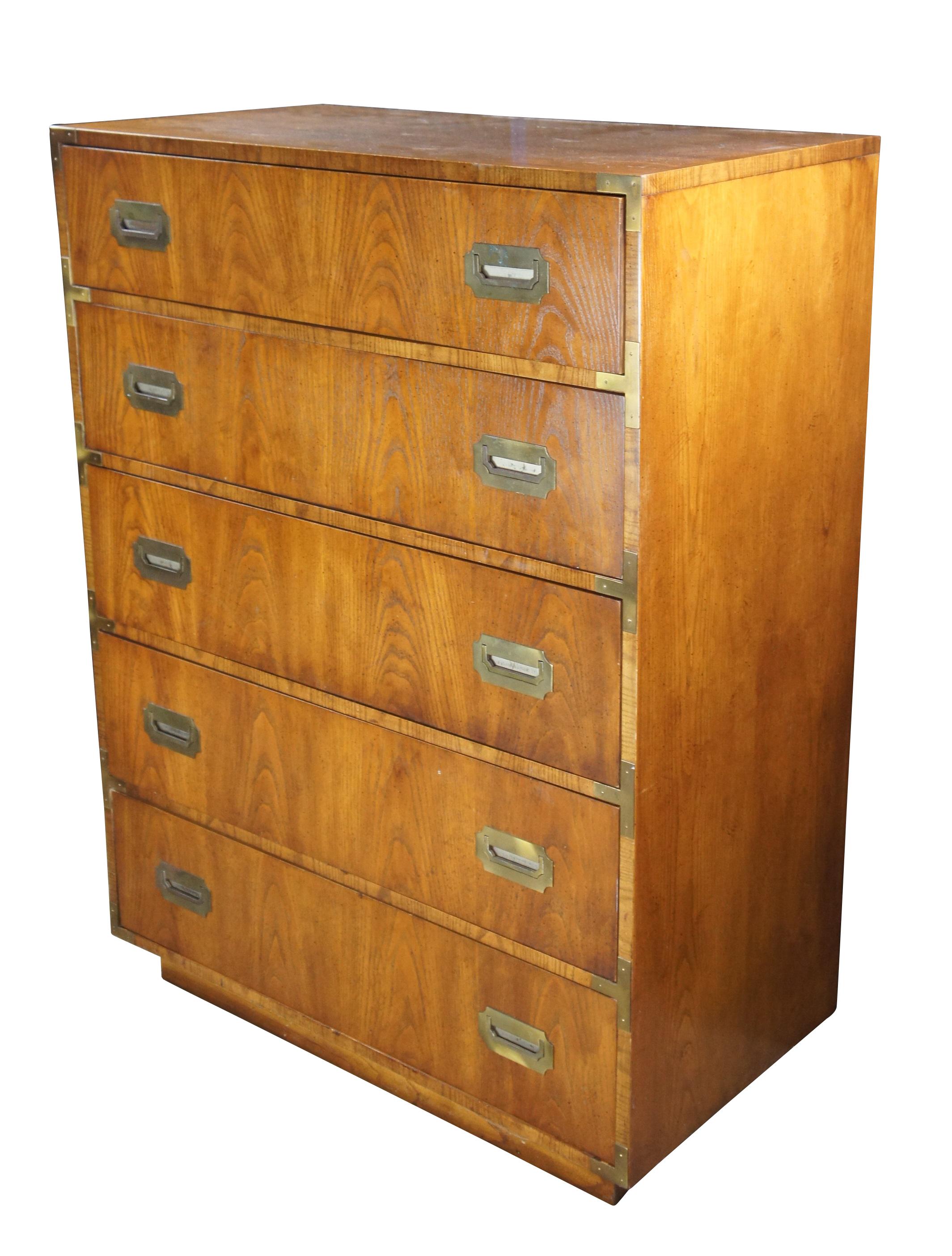 Stile Campaign Dixie Campaigner Cassettiera in noce Highboy Cassettiera Campaigner MCM 767 in vendita