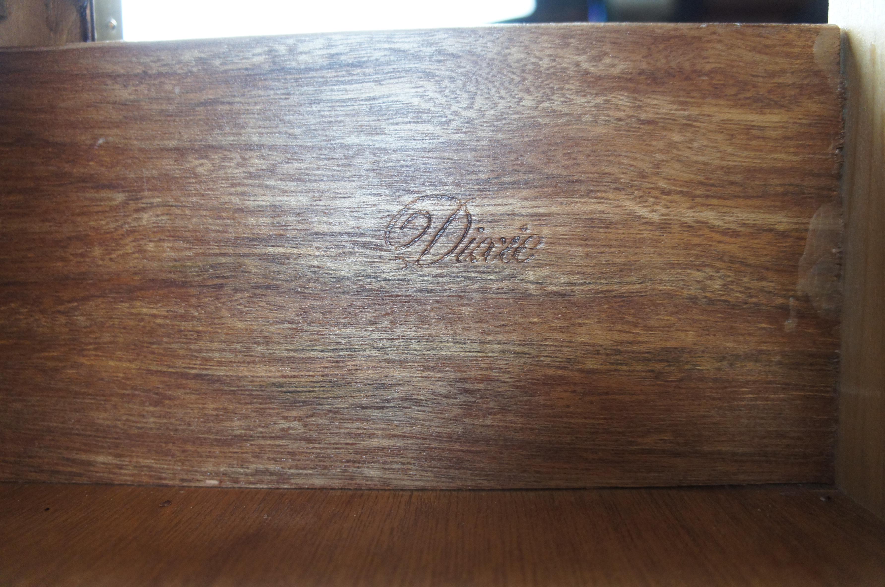 XX secolo Dixie Campaigner Cassettiera in noce Highboy Cassettiera Campaigner MCM 767 in vendita