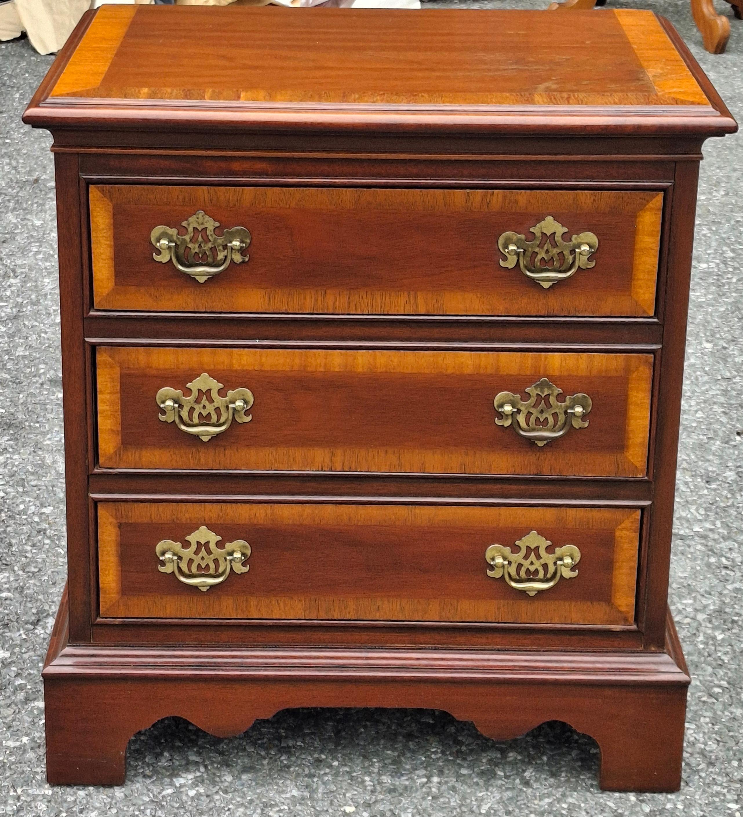 Dixie Chippendale Stil Crossbanded Mahagoni Bett Side Chest (amerikanisch) im Angebot