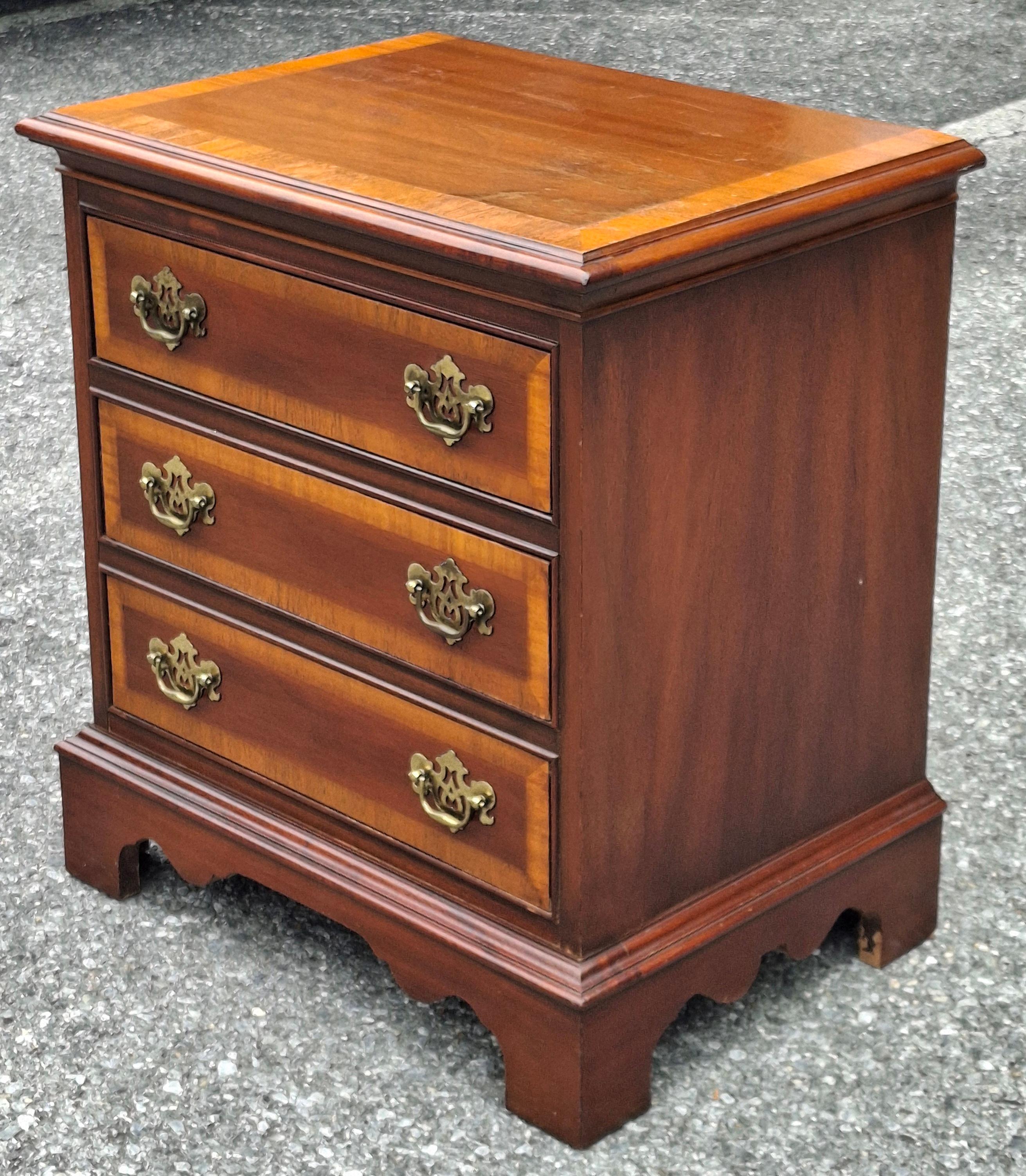 Dixie Chippendale Stil Crossbanded Mahagoni Bett Side Chest im Zustand „Gut“ im Angebot in Germantown, MD