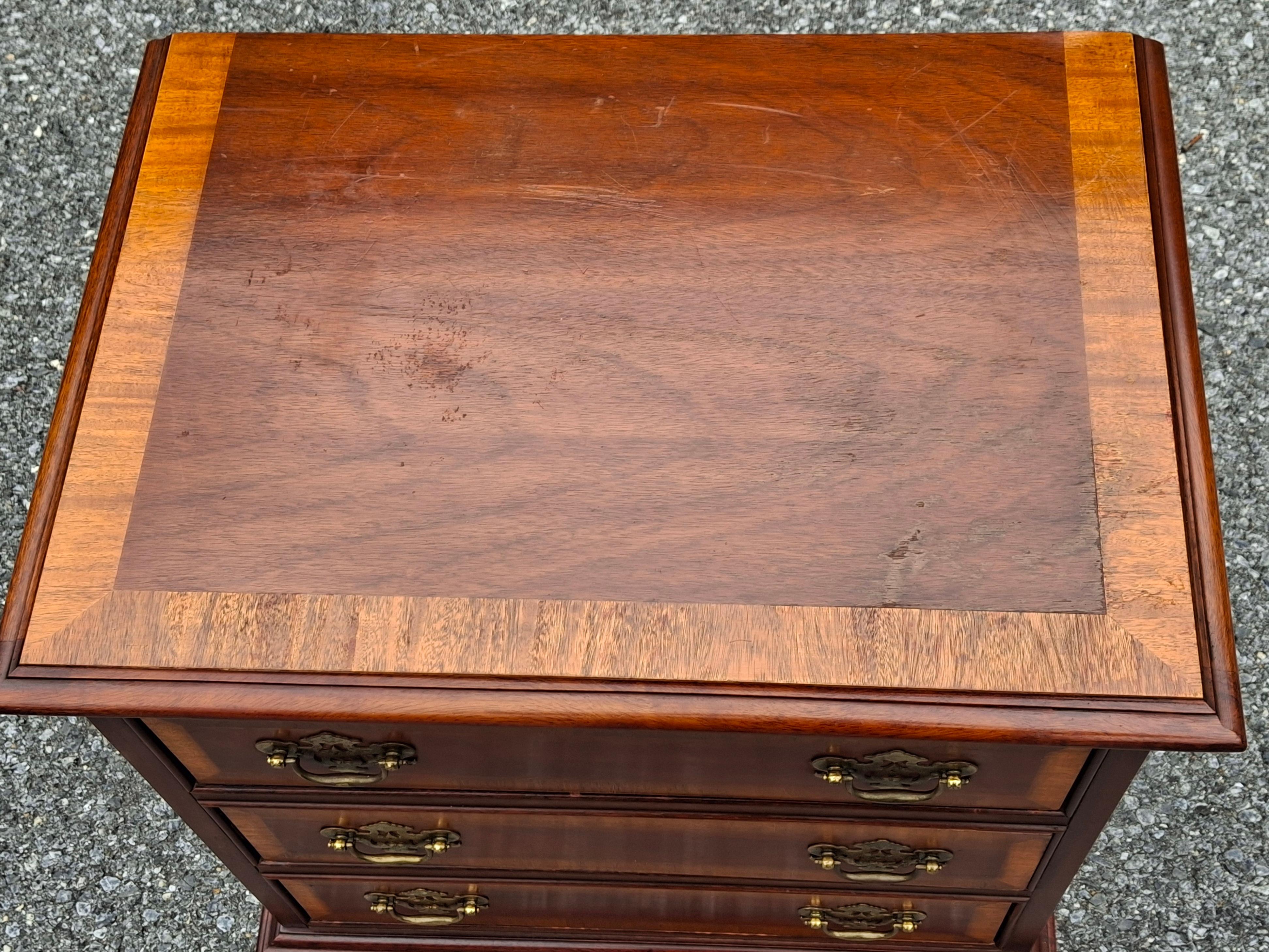 Dixie Chippendale Stil Crossbanded Mahagoni Bett Side Chest (20. Jahrhundert) im Angebot