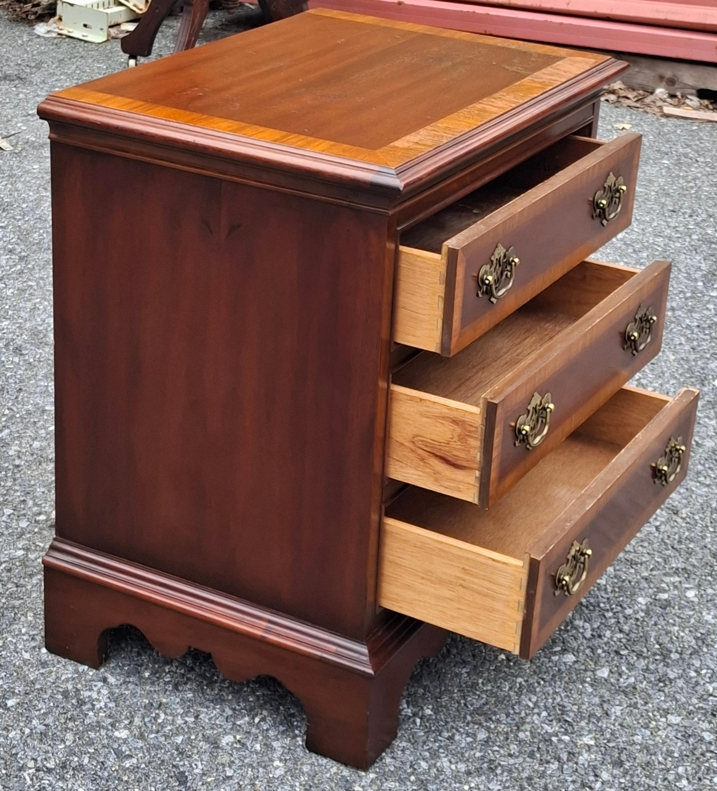 Dixie Chippendale Stil Crossbanded Mahagoni Bett Side Chest im Angebot 2