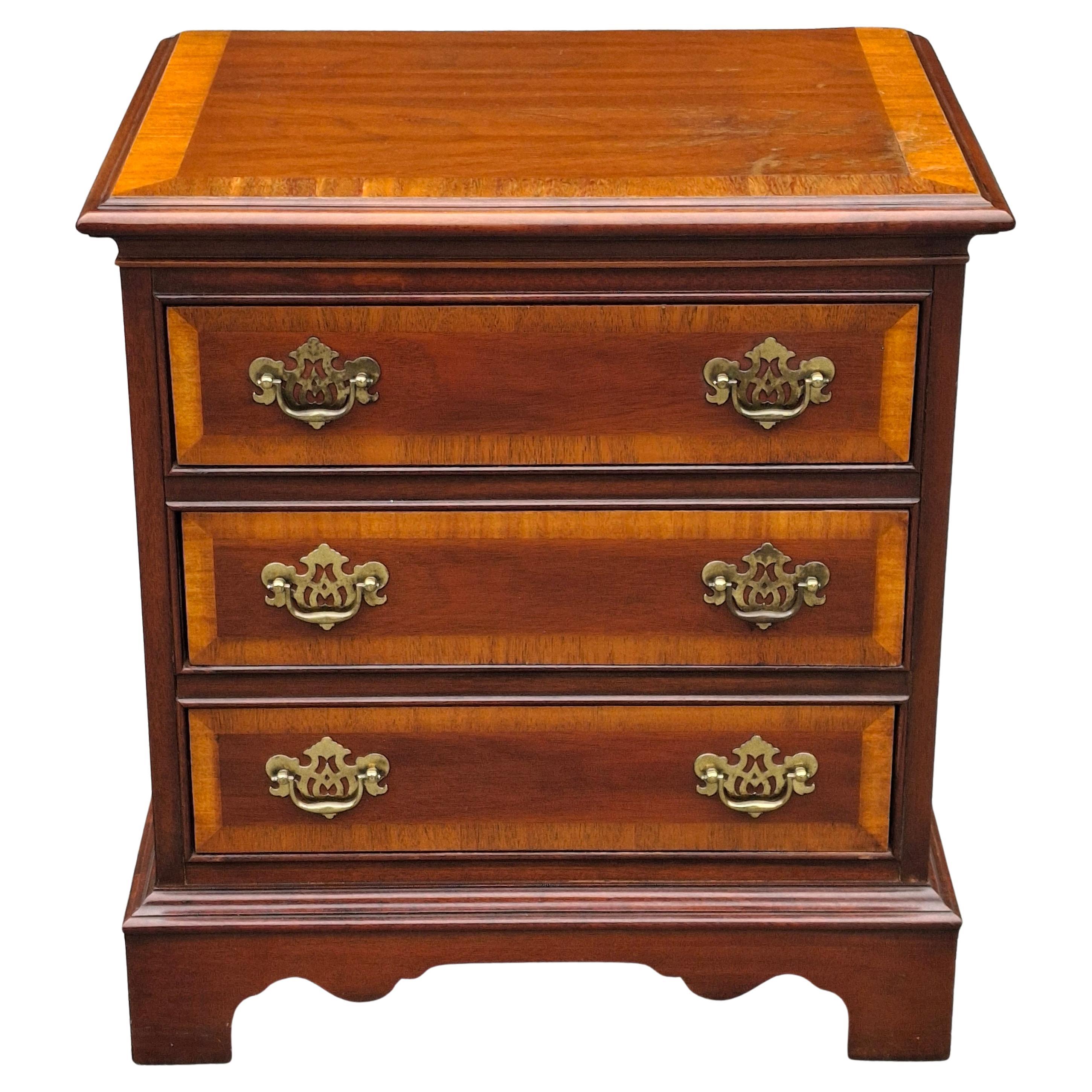 Dixie Chippendale Stil Crossbanded Mahagoni Bett Side Chest im Angebot