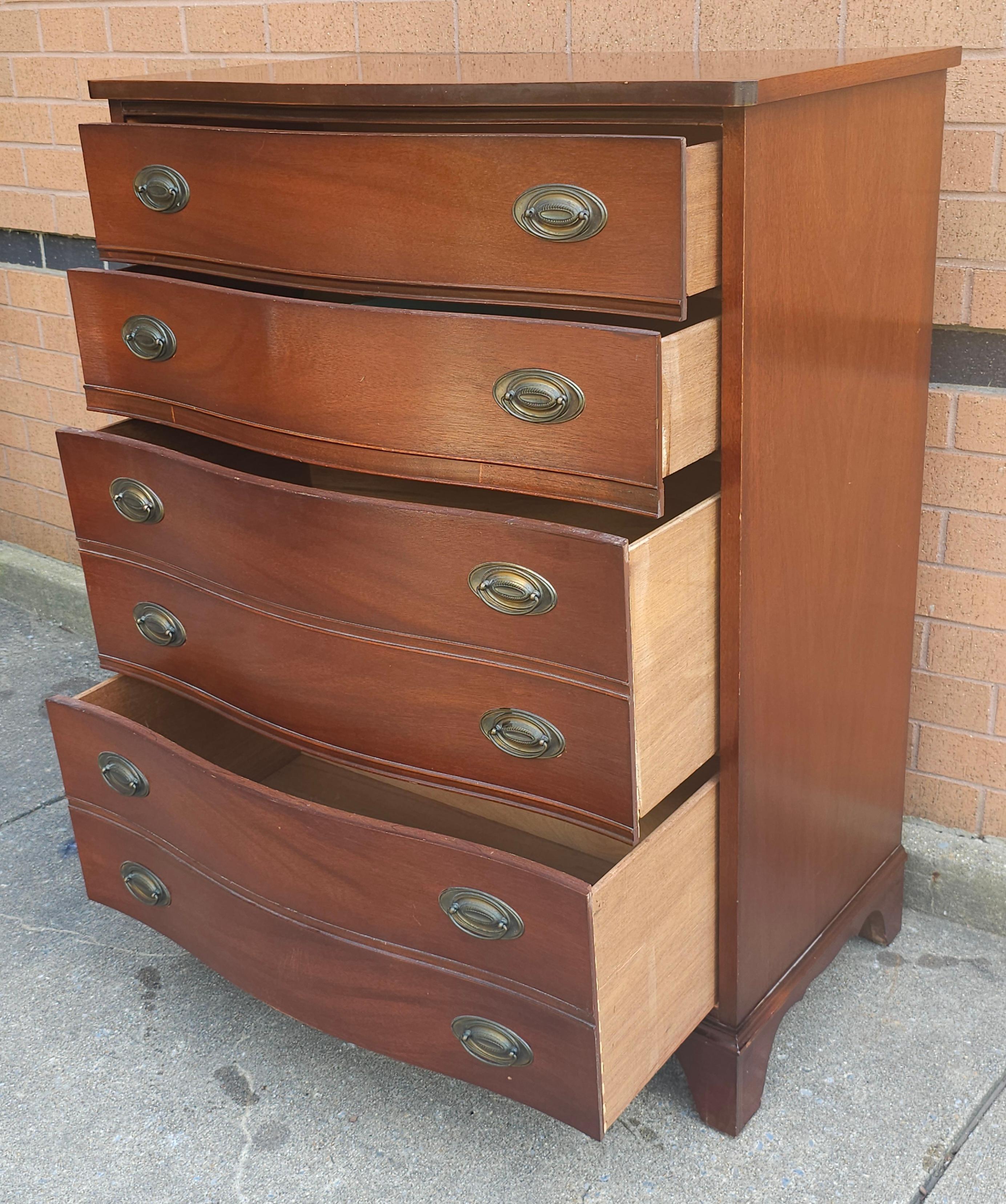 Dixie Furniture Federal Mahogany Serpentine Chest of Drawers with Glass Top In Good Condition For Sale In Germantown, MD