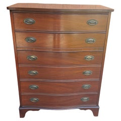 Dixie Furniture Cómoda Serpentina Federal de Caoba con Tapa de Cristal