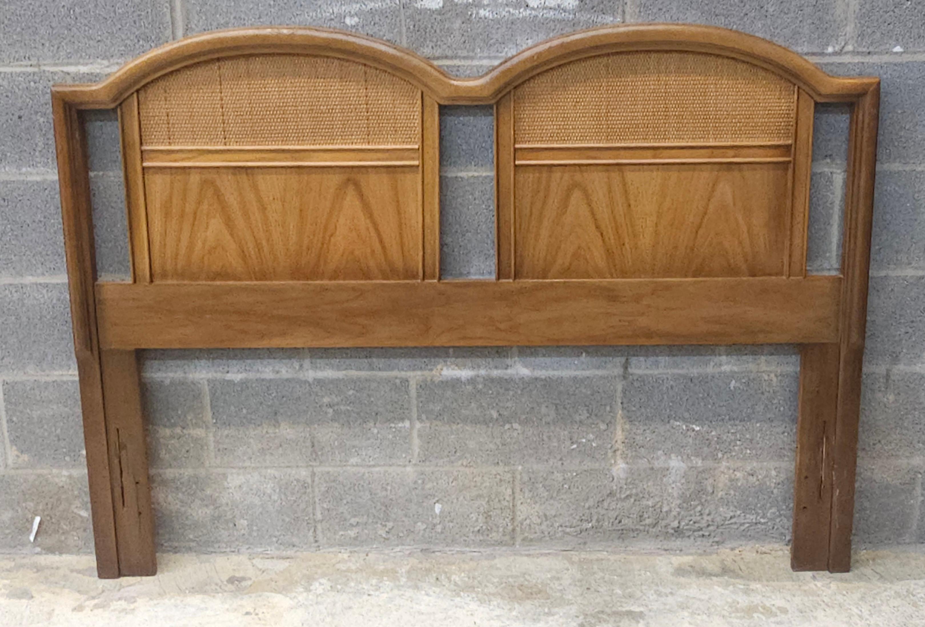 Dixie Furniture Cabecero de cama de matrimonio de estilo toscano italiano teñido de nogal y caña. Esto es  una parte de  un juego de dormitorio como el que se ilustra en la última foto y se indica por separado.
Mide 59