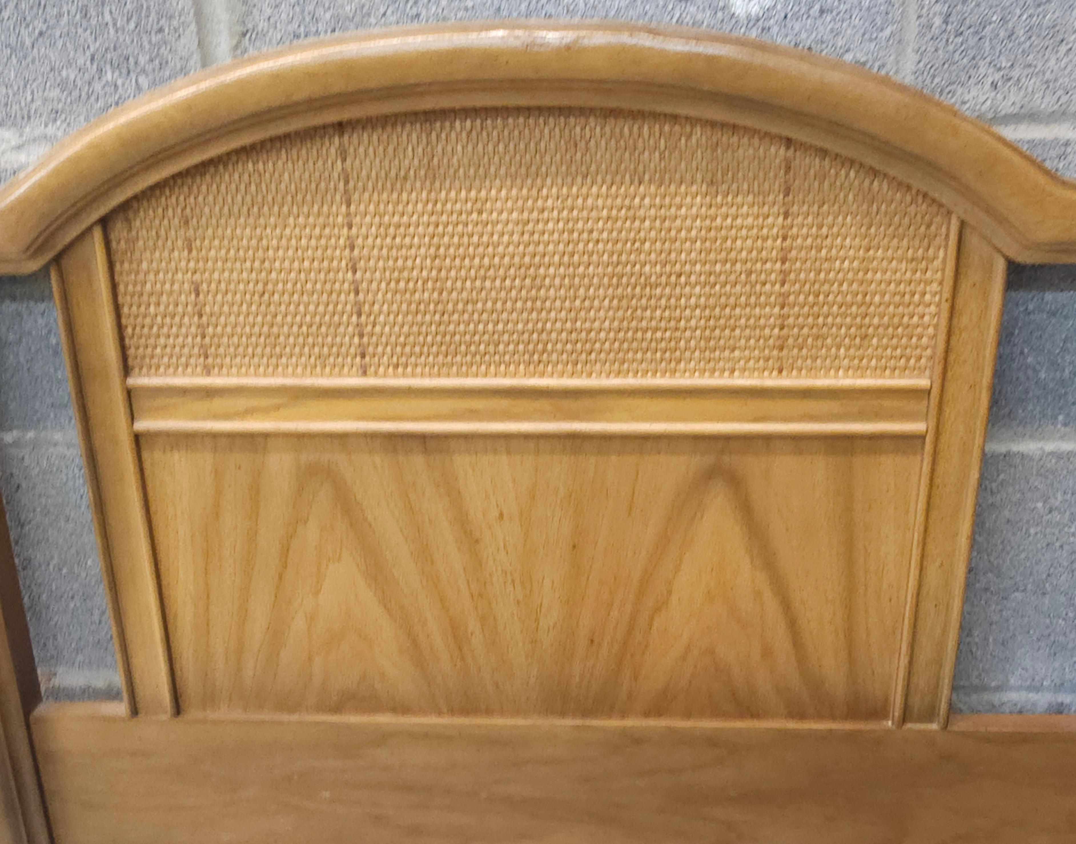 Dixie Furniture Cabecero de matrimonio de nogal teñido y caña estilo toscano italiano Estadounidense en venta