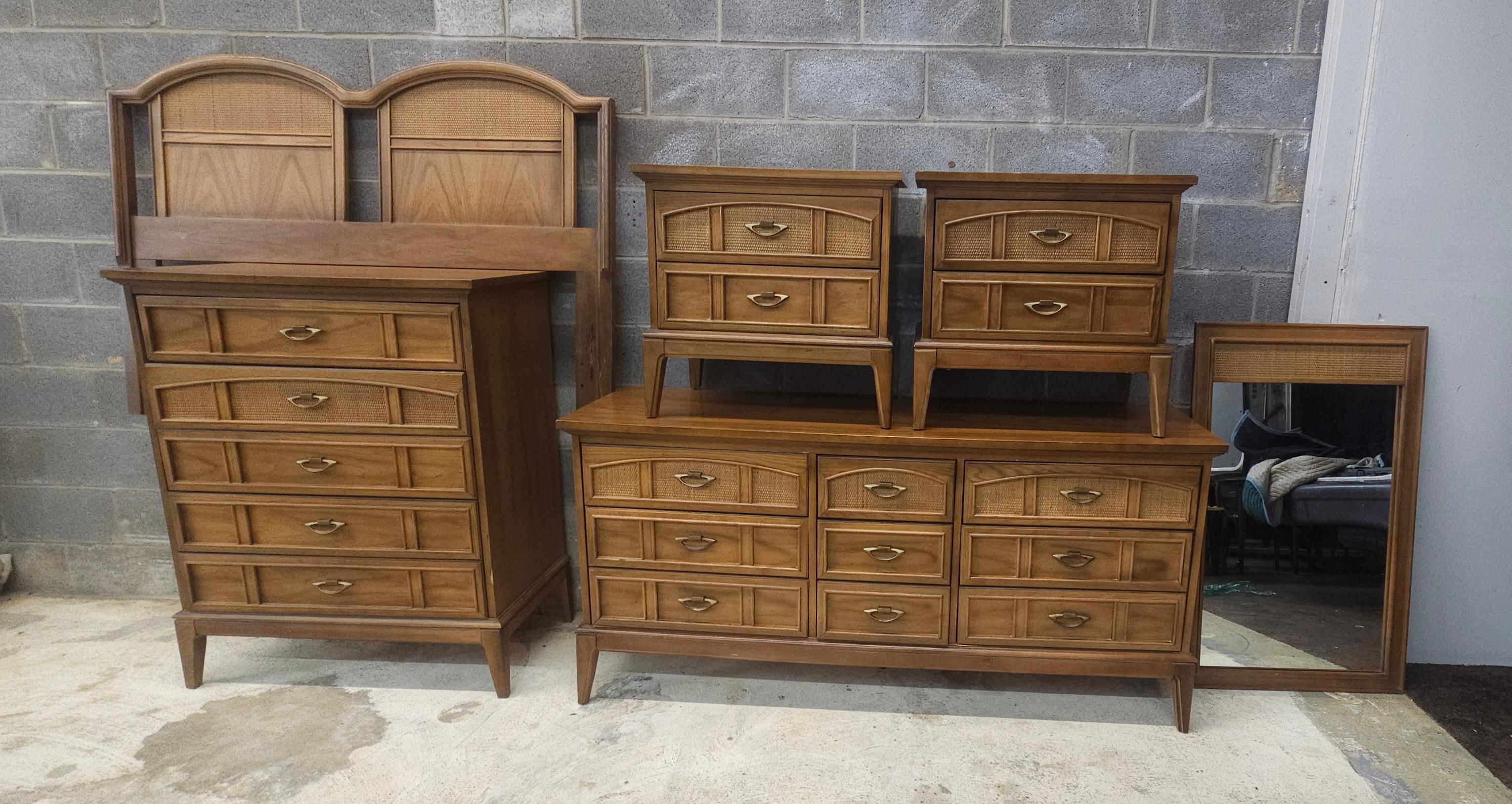Dixie Furniture Cabecero de matrimonio de nogal teñido y caña estilo toscano italiano Caña en venta
