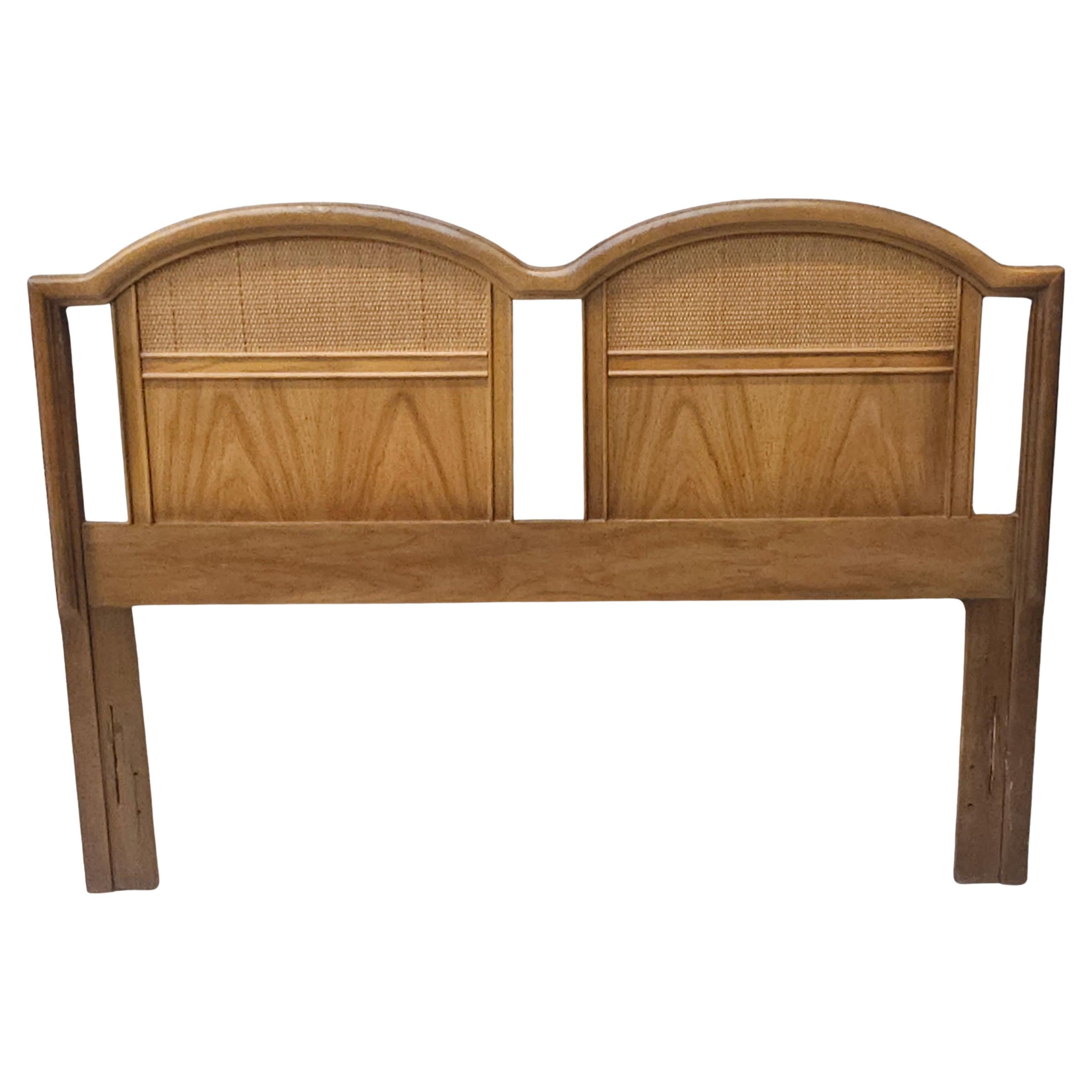 Dixie Furniture Cabecero de matrimonio de nogal teñido y caña estilo toscano italiano en venta