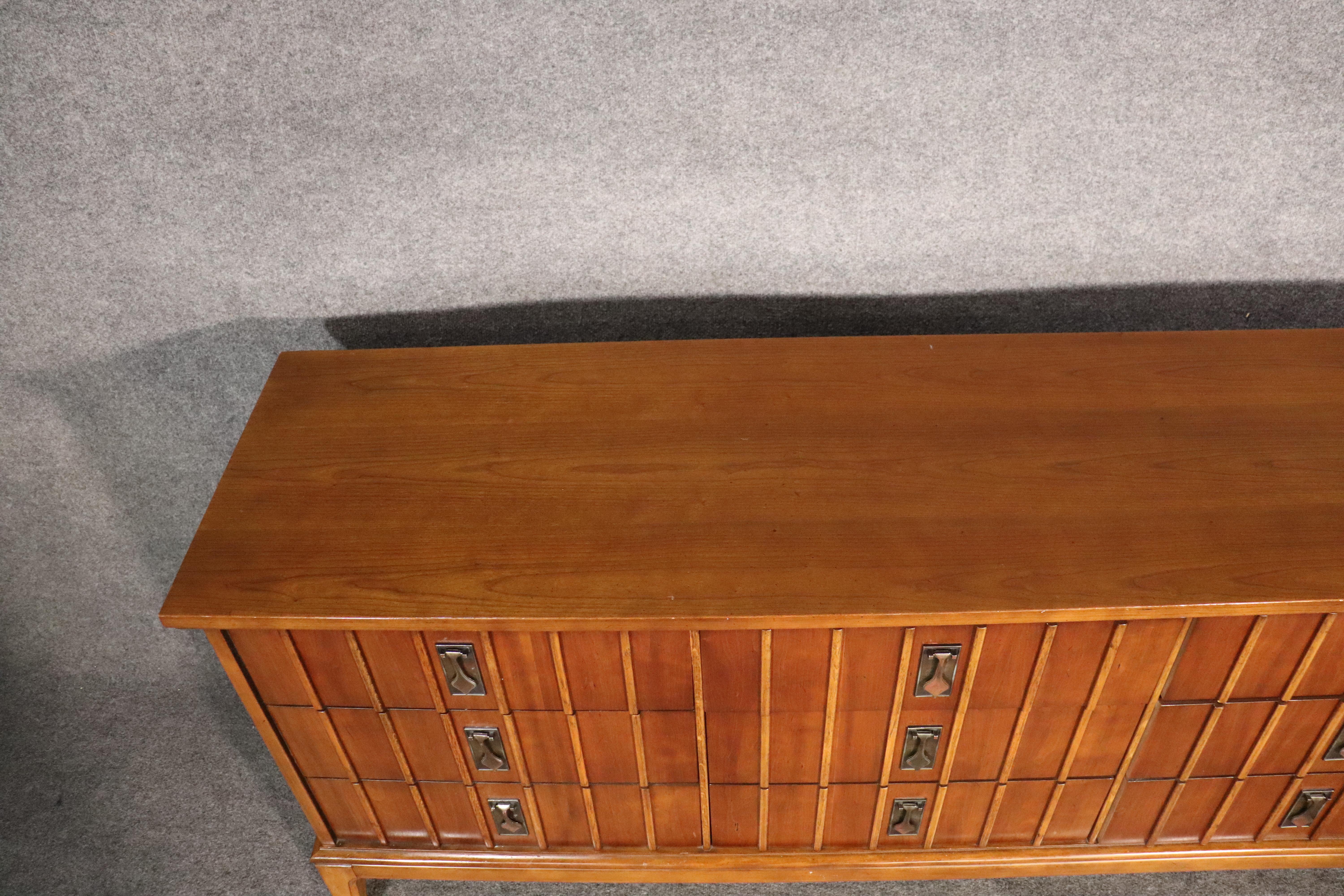 Cómoda de mediados de siglo Dixie Furniture siglo XX en venta