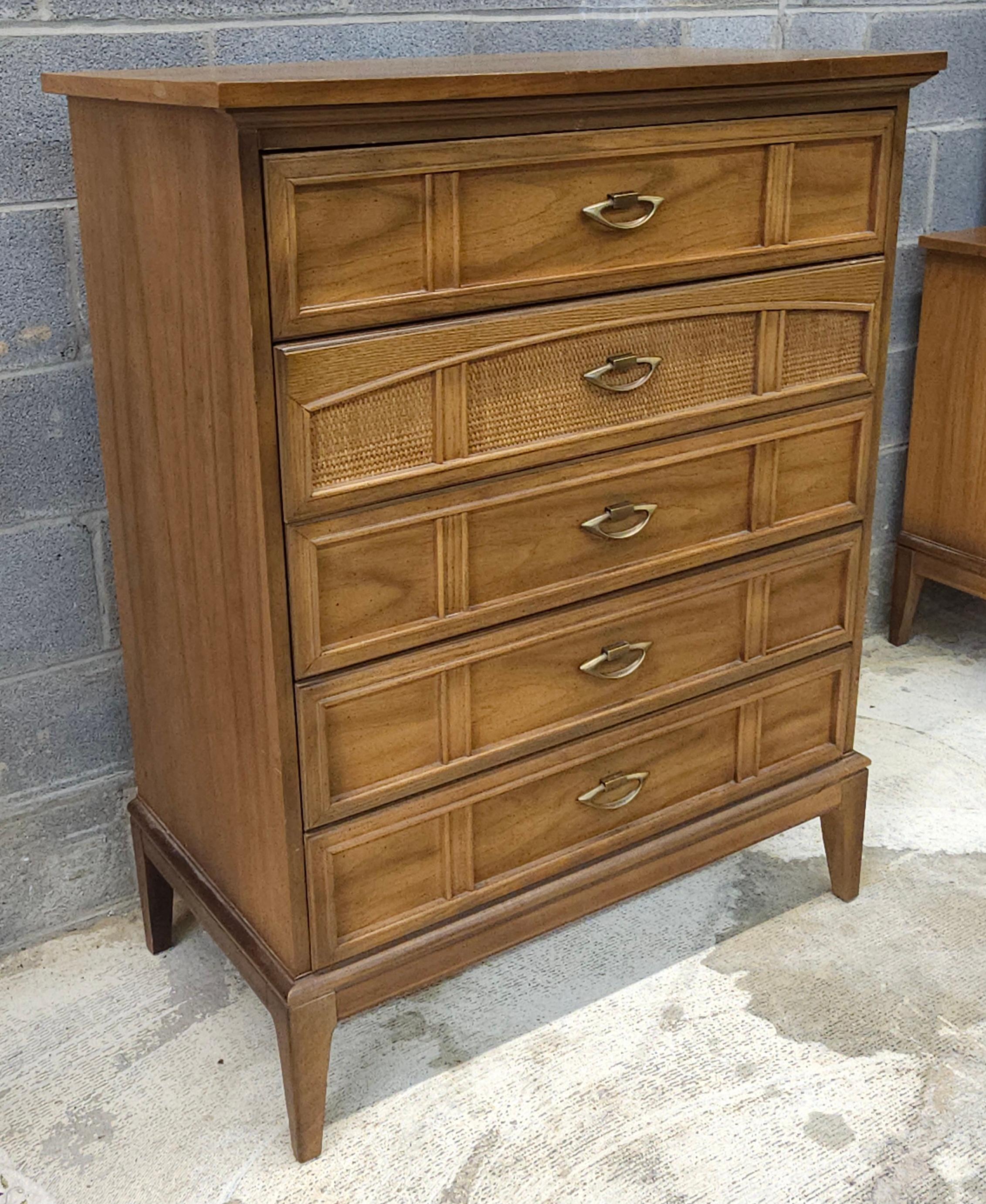 Dixie Furniture Italienische Kommode aus Nussbaum und Schilfrohr im toskanischen Stil aus der Mitte des Jahrhunderts im Angebot 2