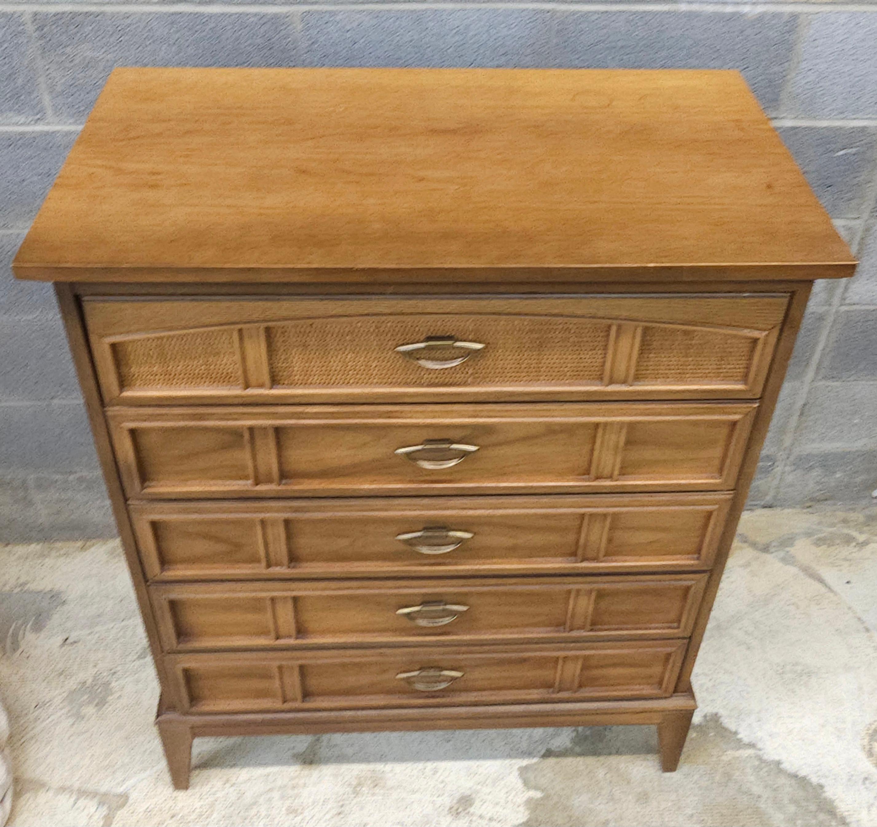 Dixie Furniture Italienische Kommode aus Nussbaum und Schilfrohr im toskanischen Stil aus der Mitte des Jahrhunderts im Angebot 4