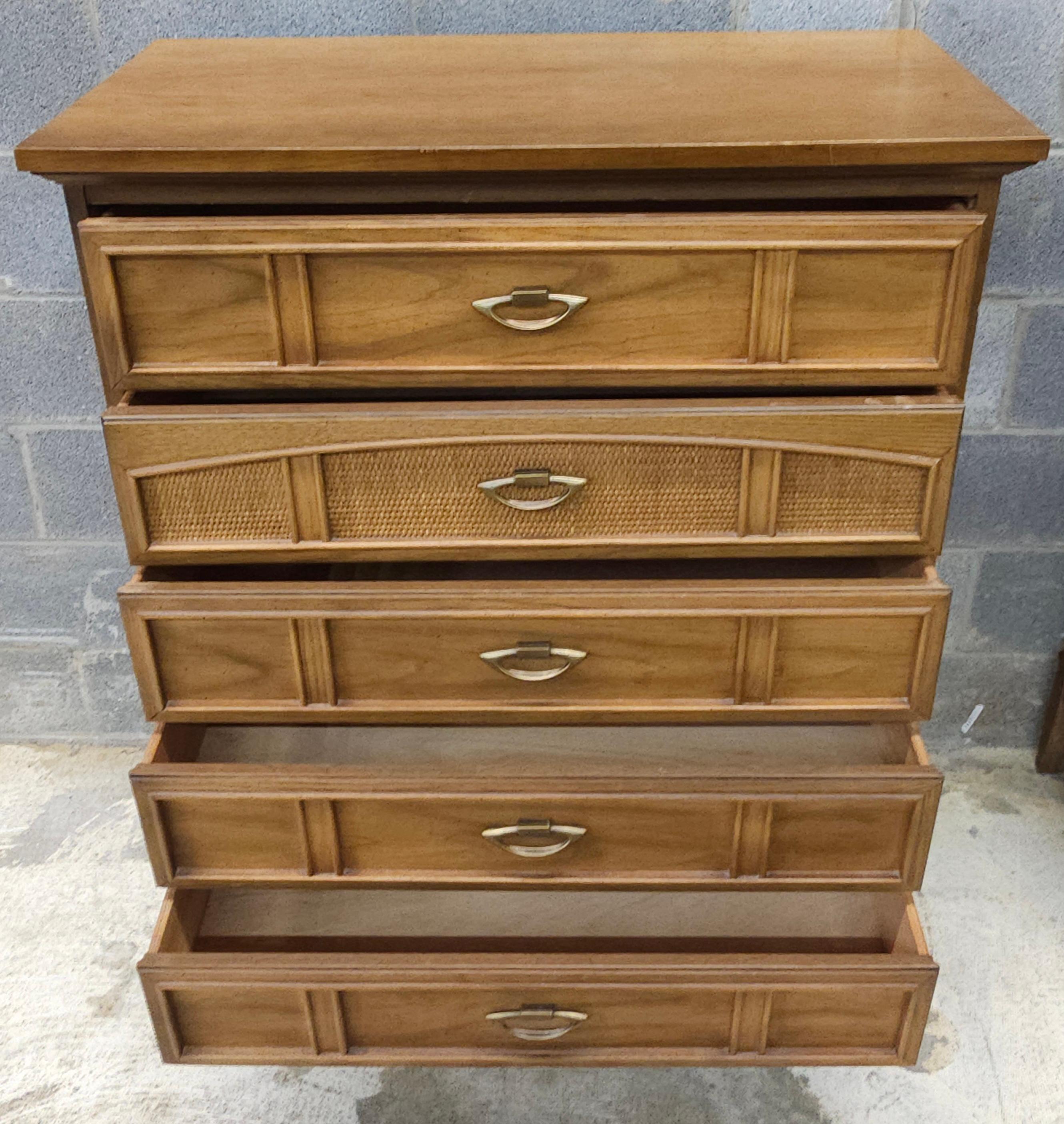 Dixie Furniture Mid-Century Italian Tuscan Style Nussbaum & Cane Kommode. Schwalbenschwanz-Schubladen mit leichtgängiger Bedienung.
Dies ist ein Teil eines Schlafzimmersets, wie auf dem letzten Bild dargestellt und separat aufgeführt.
Messen Sie 26