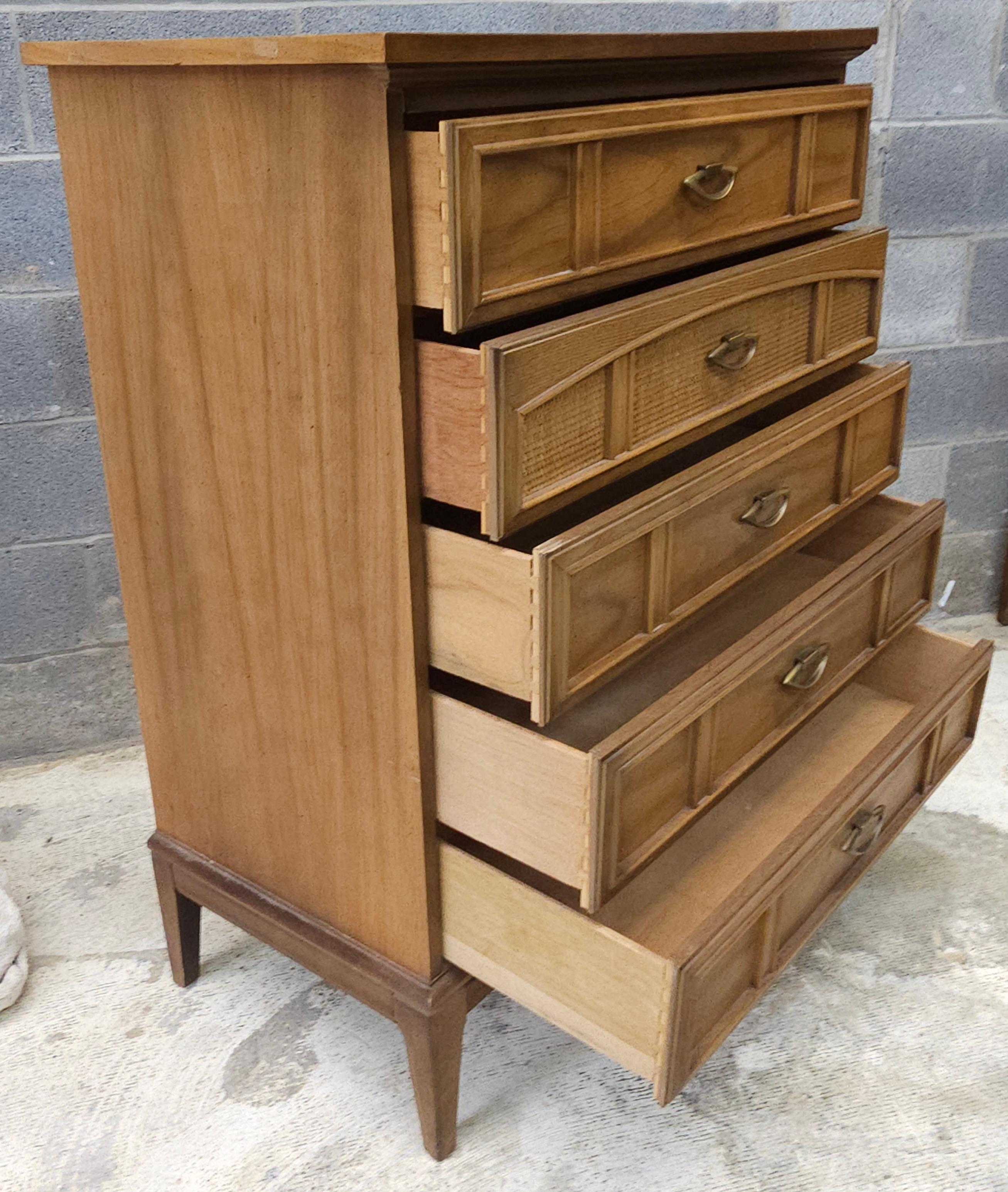 Dixie Furniture Italienische Kommode aus Nussbaum und Schilfrohr im toskanischen Stil aus der Mitte des Jahrhunderts (Moderne der Mitte des Jahrhunderts) im Angebot