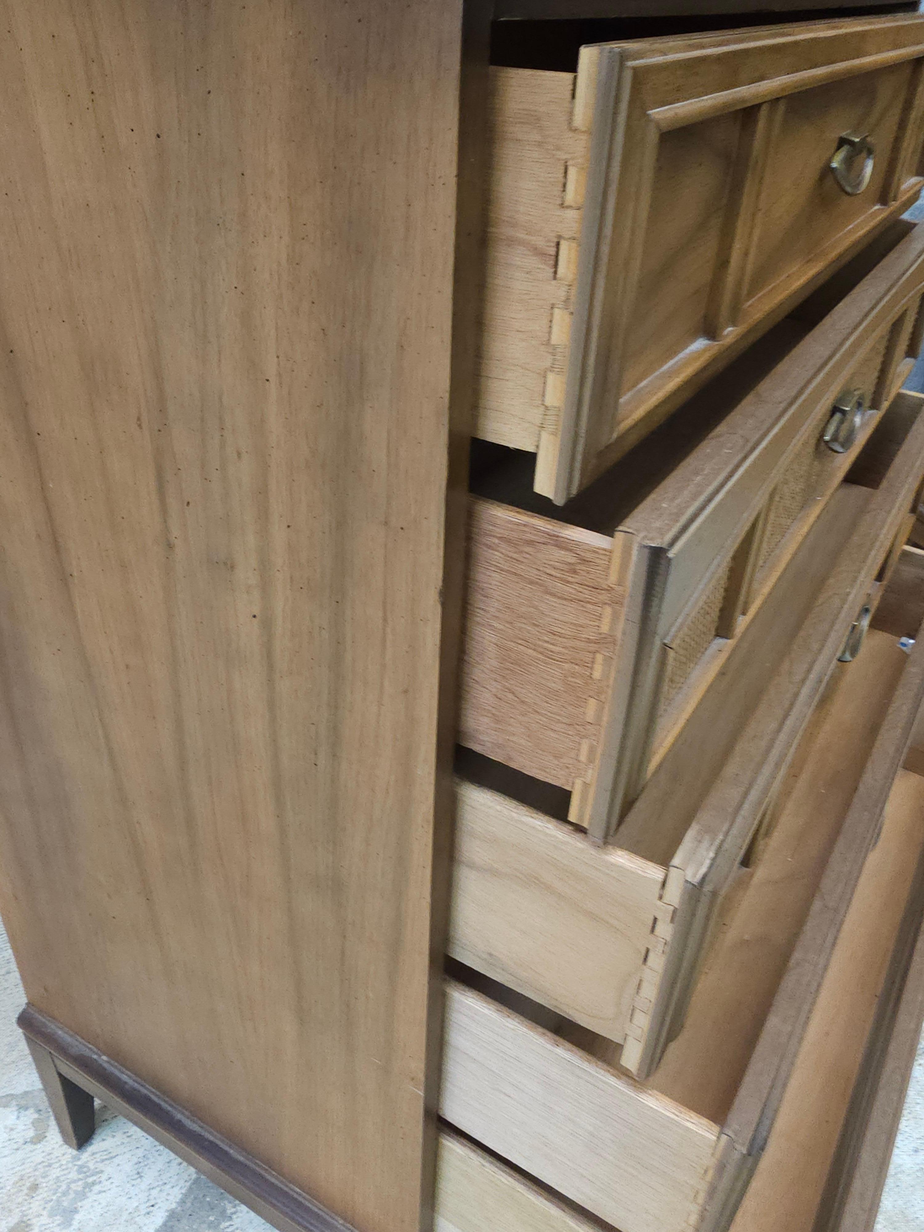 Dixie Furniture Italienische Kommode aus Nussbaum und Schilfrohr im toskanischen Stil aus der Mitte des Jahrhunderts (amerikanisch) im Angebot