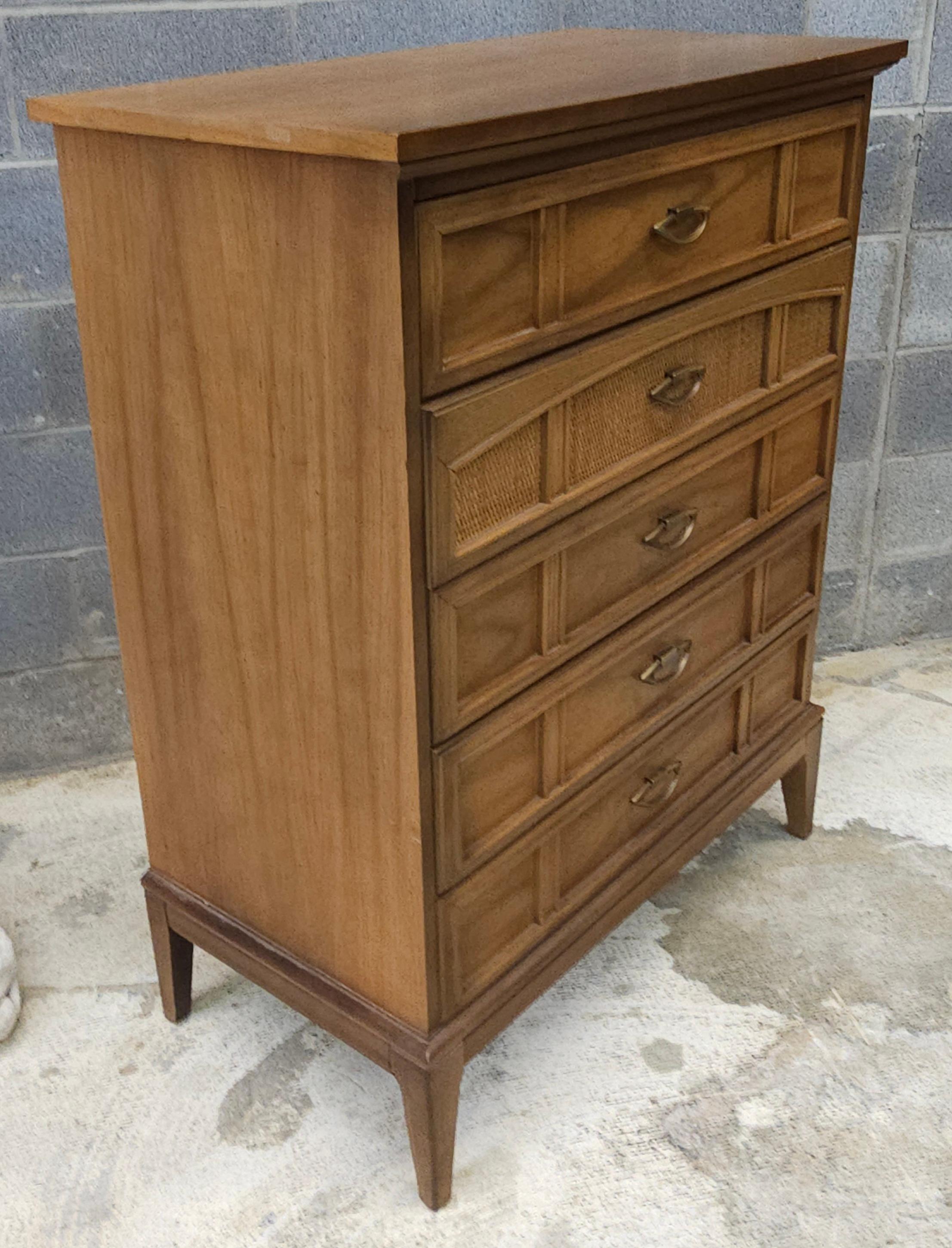 Dixie Furniture Italienische Kommode aus Nussbaum und Schilfrohr im toskanischen Stil aus der Mitte des Jahrhunderts (Geflecht) im Angebot