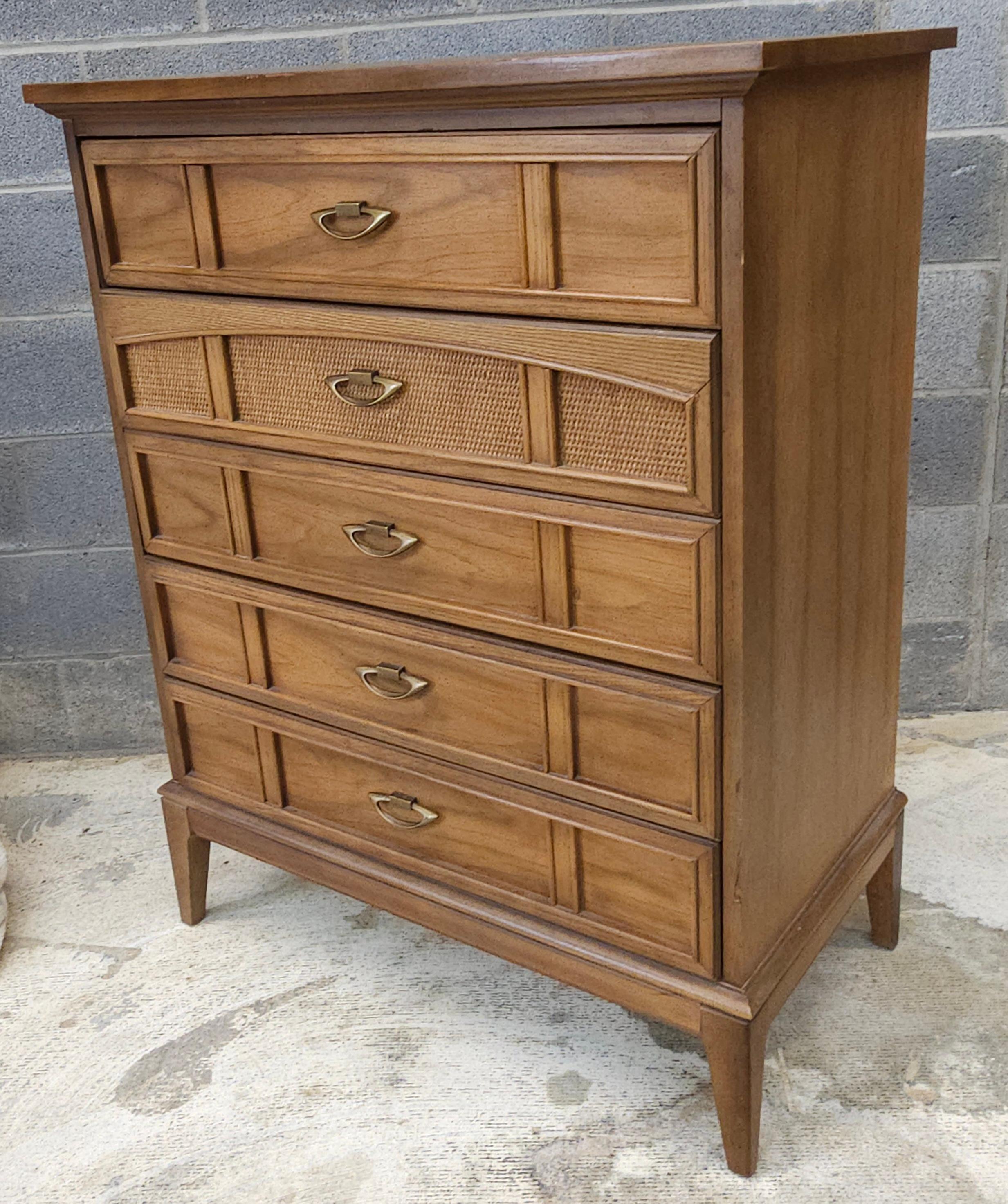 Dixie Furniture Italienische Kommode aus Nussbaum und Schilfrohr im toskanischen Stil aus der Mitte des Jahrhunderts im Zustand „Gut“ im Angebot in Germantown, MD
