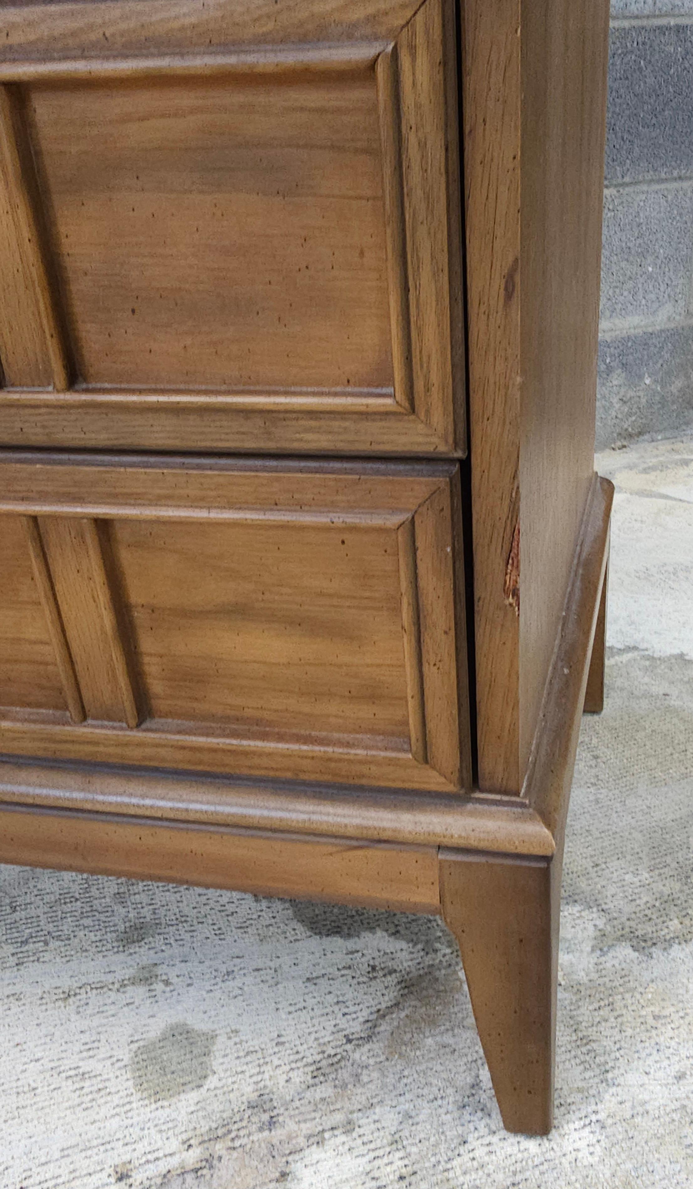 Dixie Furniture Italienische Kommode aus Nussbaum und Schilfrohr im toskanischen Stil aus der Mitte des Jahrhunderts (20. Jahrhundert) im Angebot