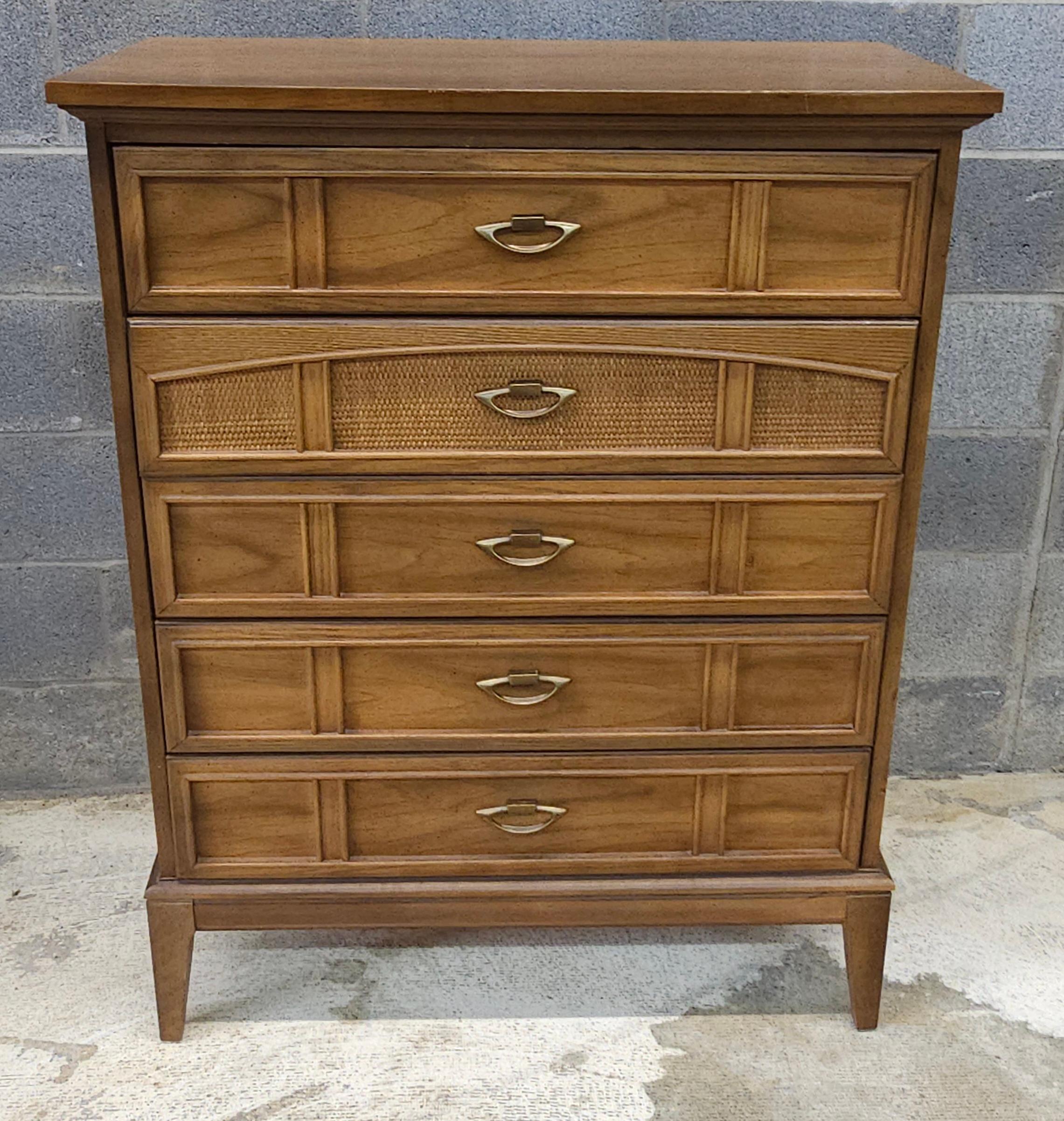 Dixie Furniture Italienische Kommode aus Nussbaum und Schilfrohr im toskanischen Stil aus der Mitte des Jahrhunderts (Walnuss) im Angebot