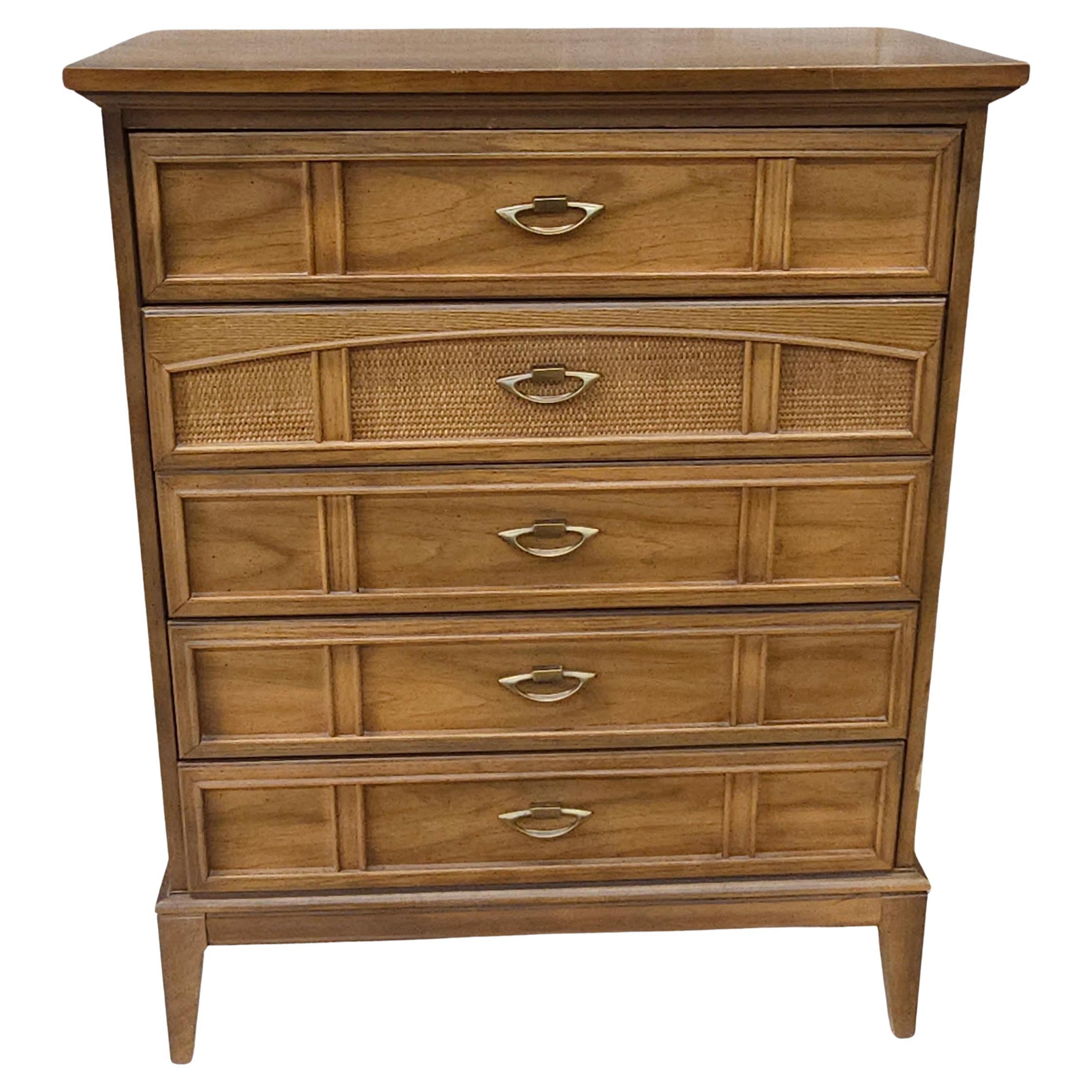 Dixie Furniture Italienische Kommode aus Nussbaum und Schilfrohr im toskanischen Stil aus der Mitte des Jahrhunderts