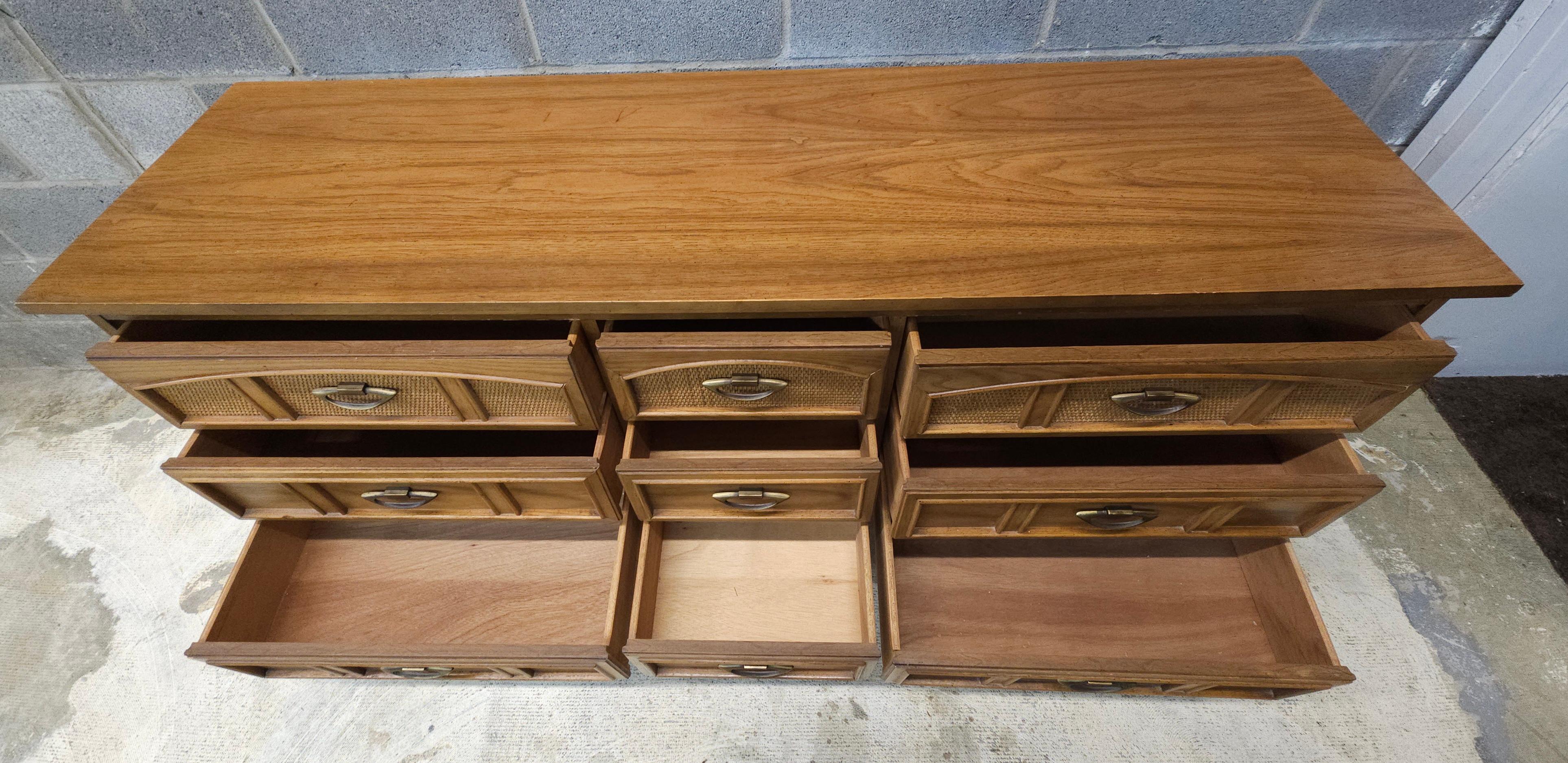 Dixie Furniture Mid-Century Italian Tuscan Style Walnuss & Cane Triple Dresser im Angebot 3