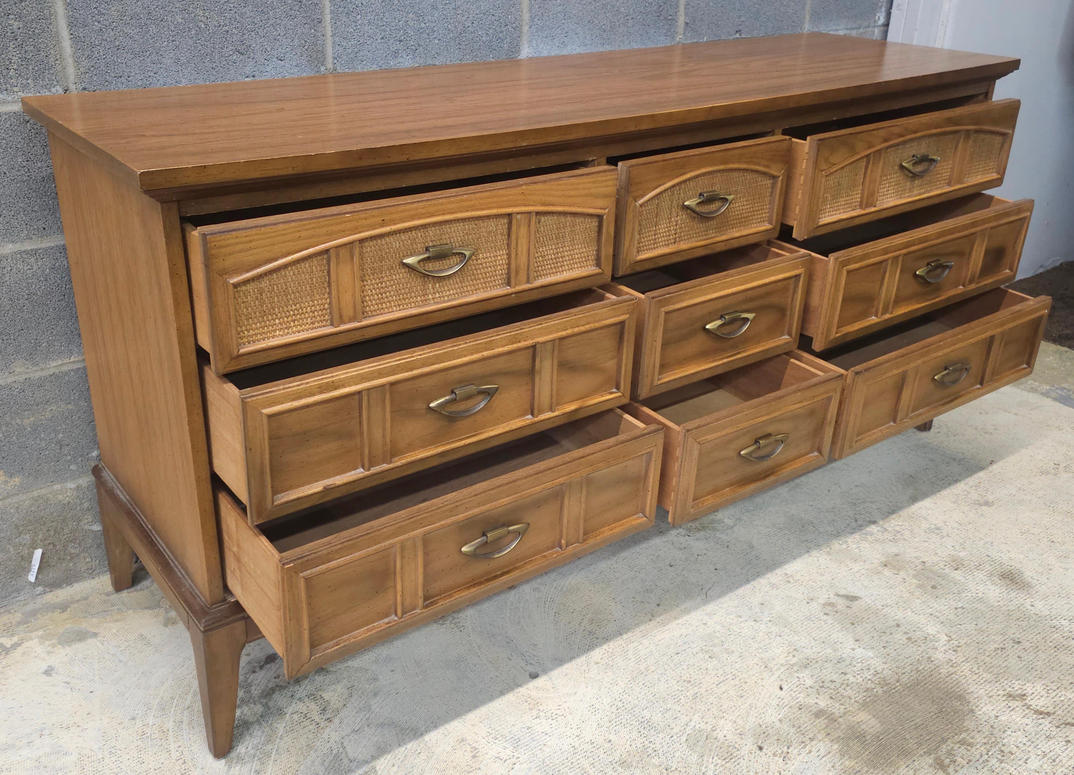 Dixie Furniture Mid-Century Italian Tuscan Style Walnuss & Cane Triple Dresser im Angebot 4