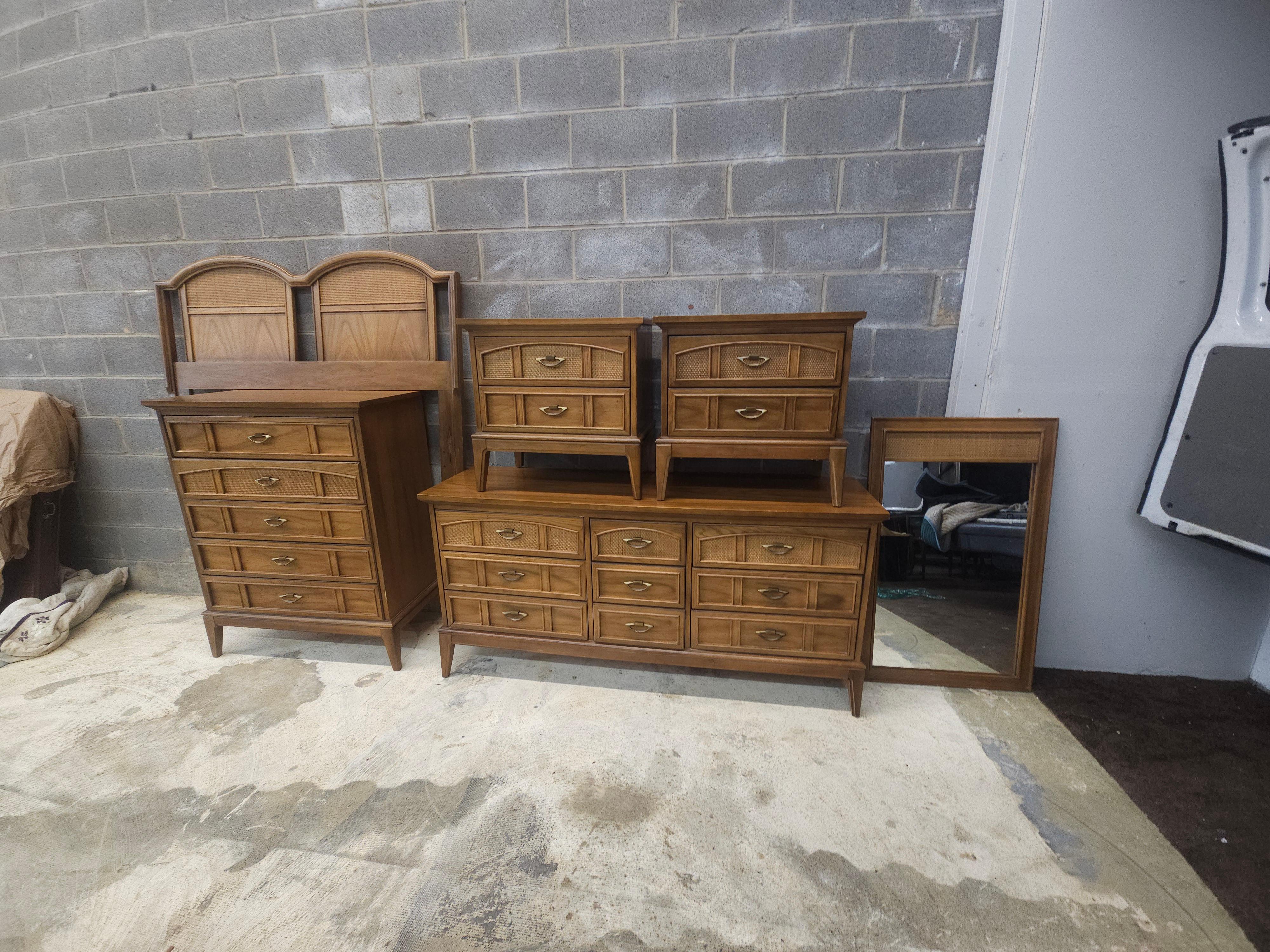 Dixie Furniture Mid-Century Italian Tuscan Style Walnuss & Cane Triple Dresser im Angebot 5