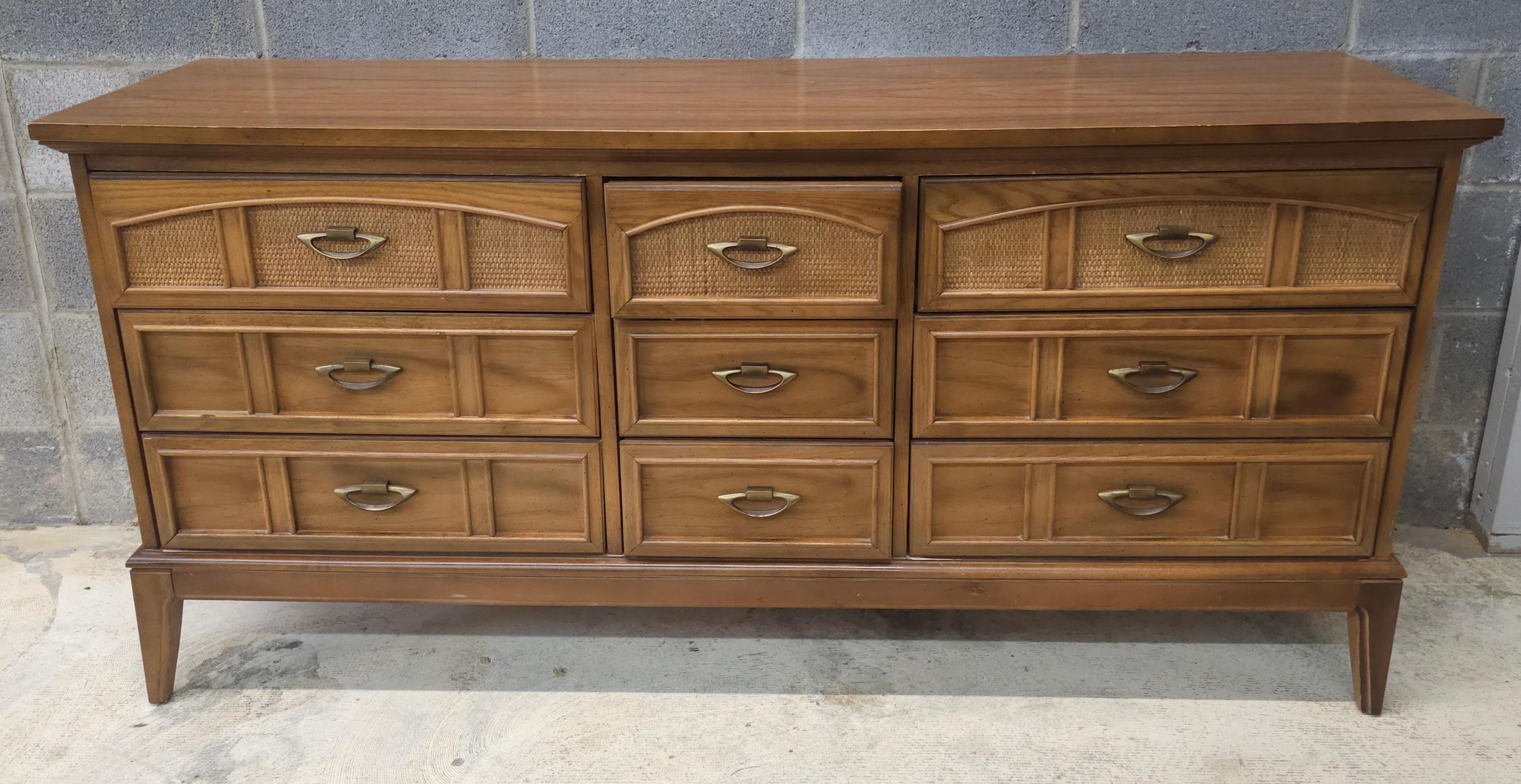 Eine Dixie Furniture Mid-Century Italian Tuscan Style Walnuss & Cane Triple Dresser in gutem Vintage-Zustand. Dies ist ein Teil eines Schlafzimmersets, wie auf dem letzten Bild dargestellt und separat aufgeführt.
Messen Sie 66
