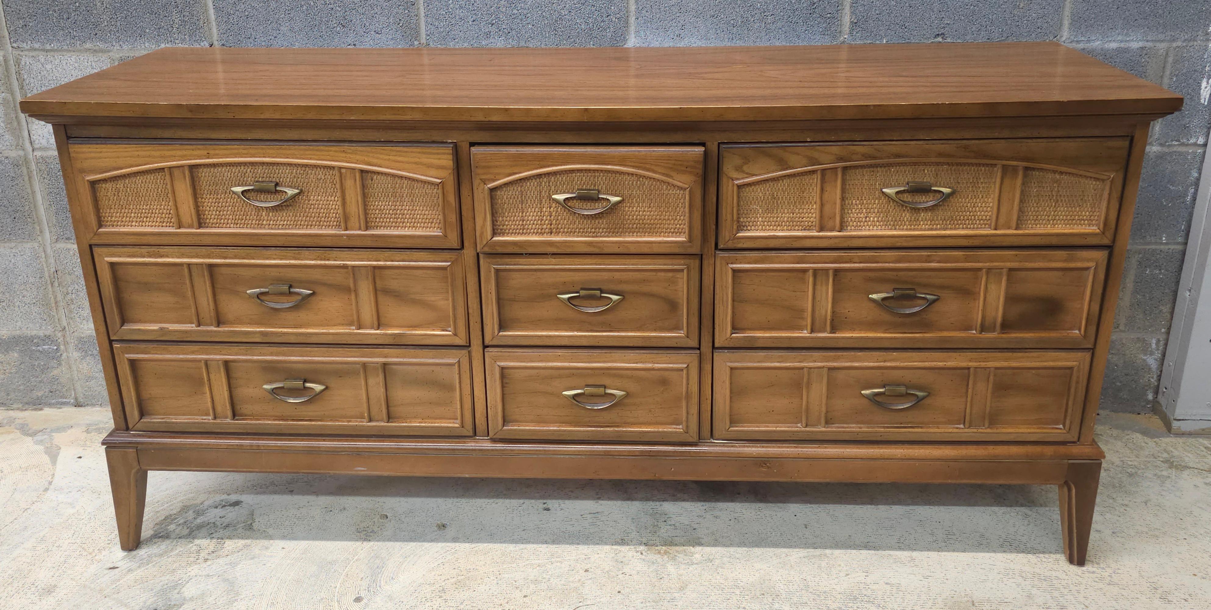 Dixie Furniture Mid-Century Italian Tuscan Style Walnuss & Cane Triple Dresser (Moderne der Mitte des Jahrhunderts) im Angebot