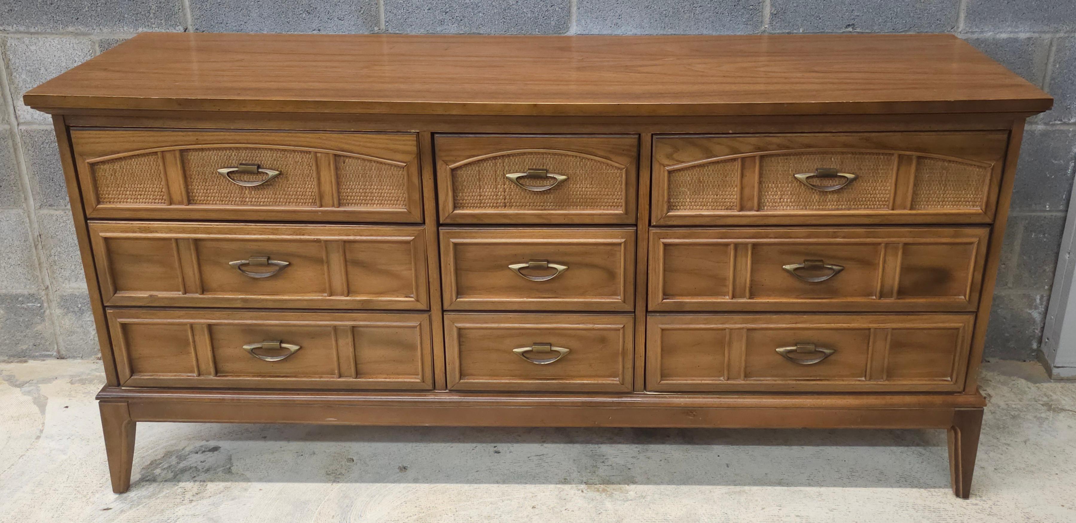 Dixie Furniture Mid-Century Italian Tuscan Style Walnuss & Cane Triple Dresser (amerikanisch) im Angebot