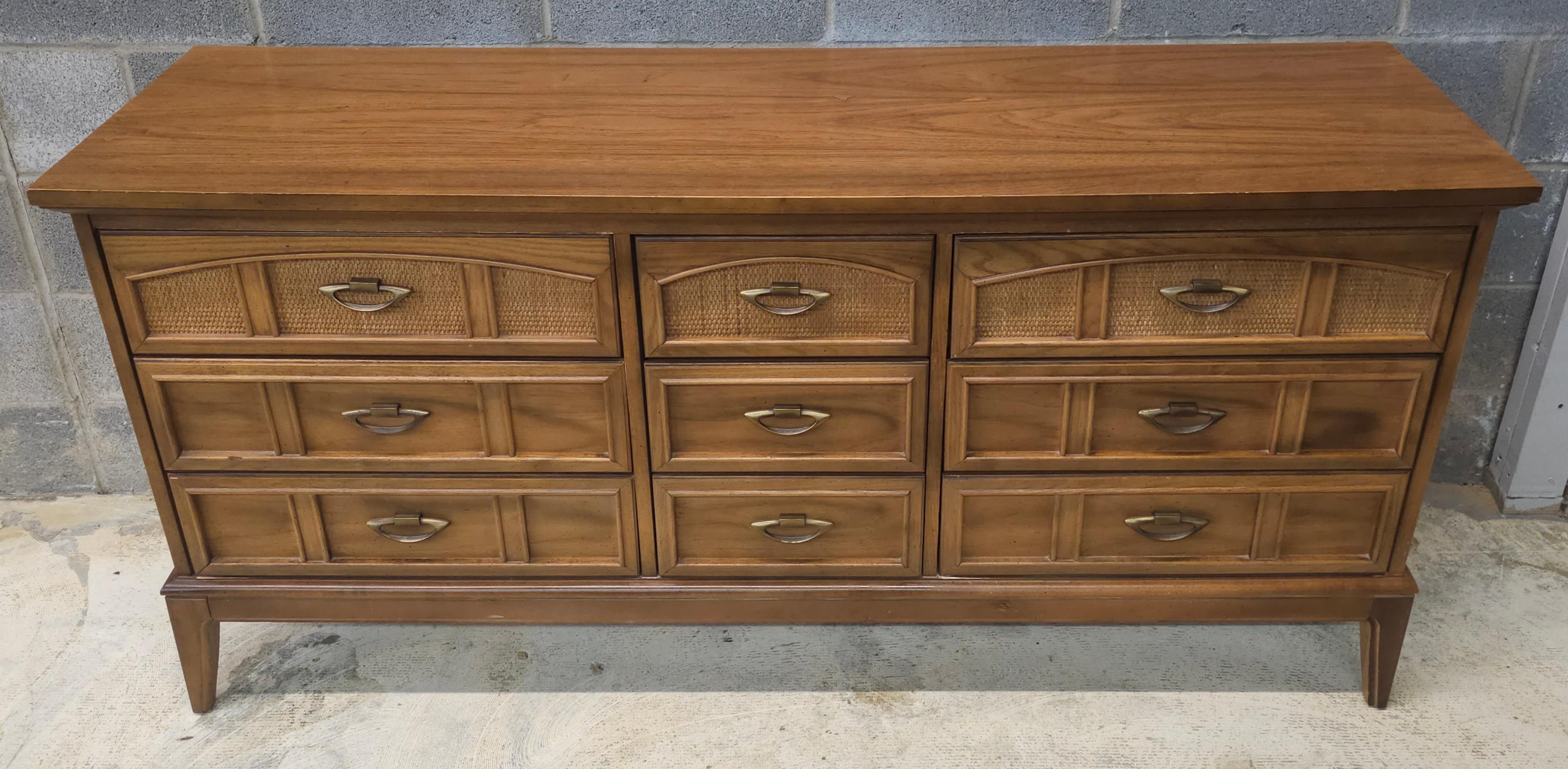 Dixie Furniture Mid-Century Italian Tuscan Style Walnuss & Cane Triple Dresser (Gebeizt) im Angebot