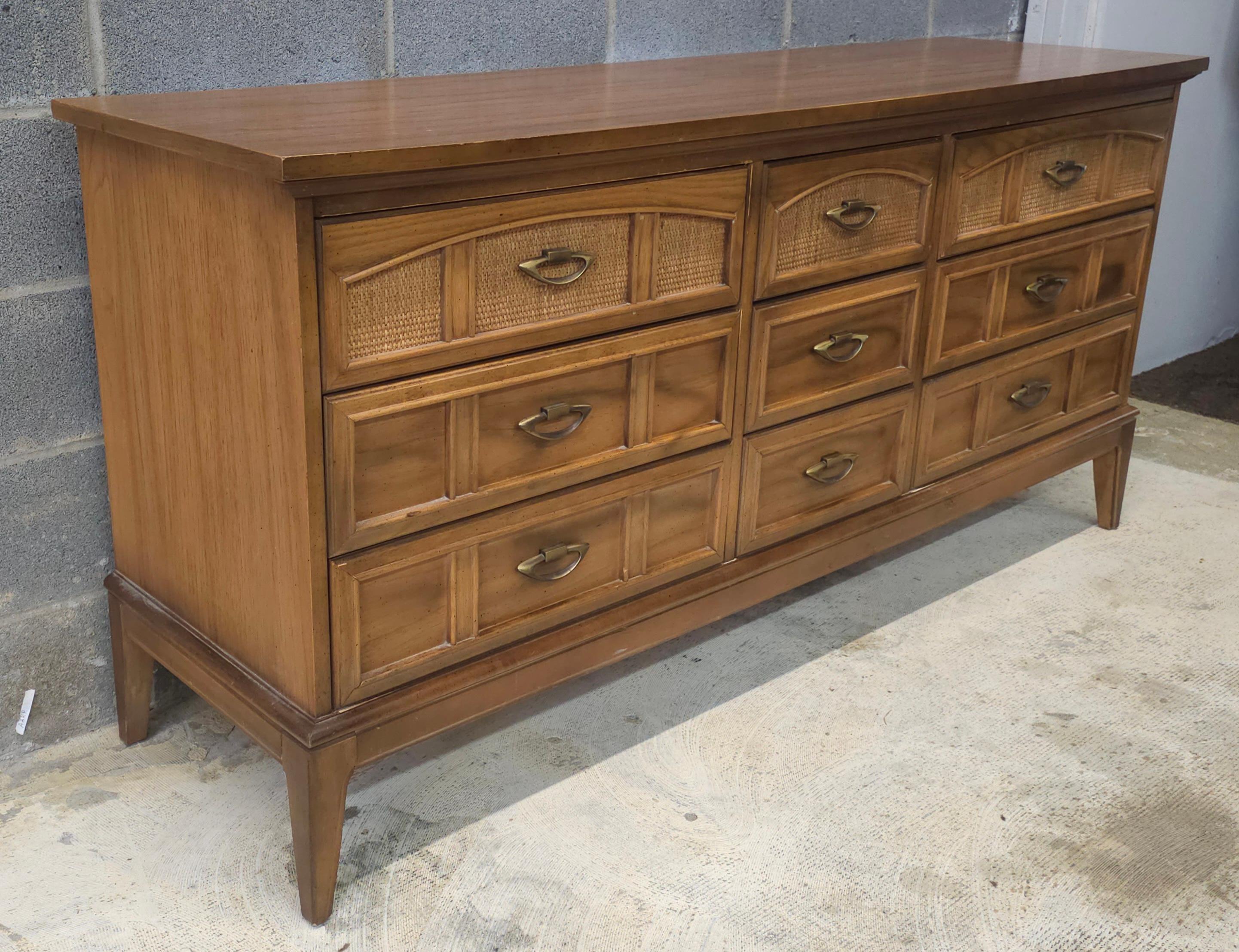 Dixie Furniture Mid-Century Italian Tuscan Style Walnuss & Cane Triple Dresser im Zustand „Gut“ im Angebot in Germantown, MD