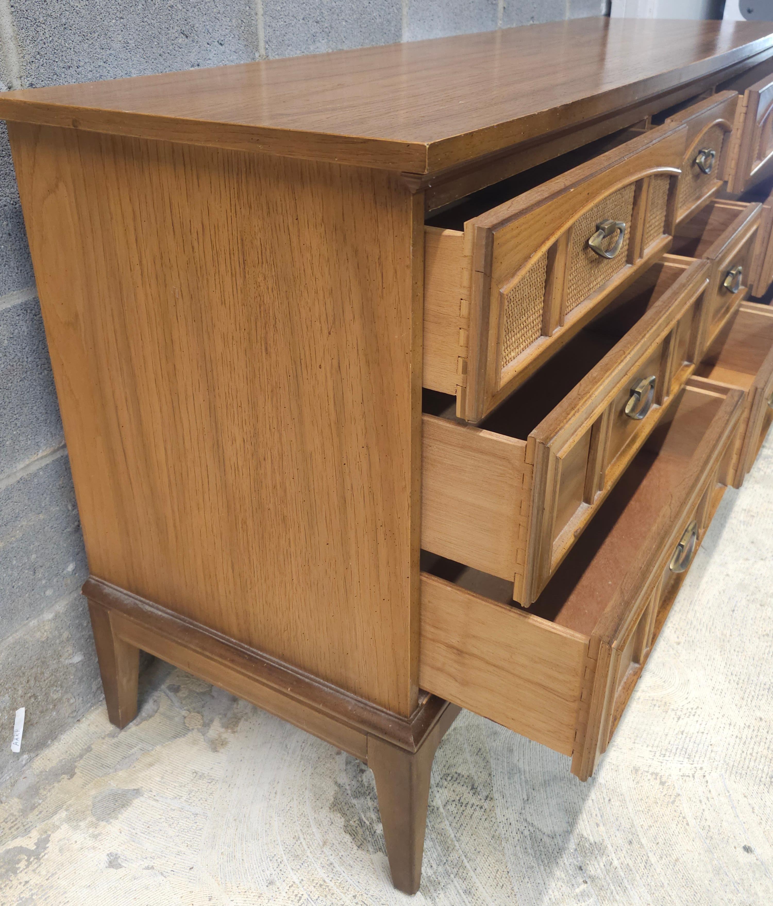 Dixie Furniture Mid-Century Italian Tuscan Style Walnuss & Cane Triple Dresser im Angebot 2