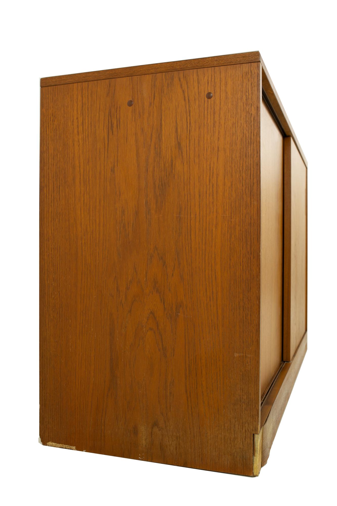 Dixie Furniture Mid Century Teak Sliding Door Media Cabinet Credenza In Good Condition In Countryside, IL