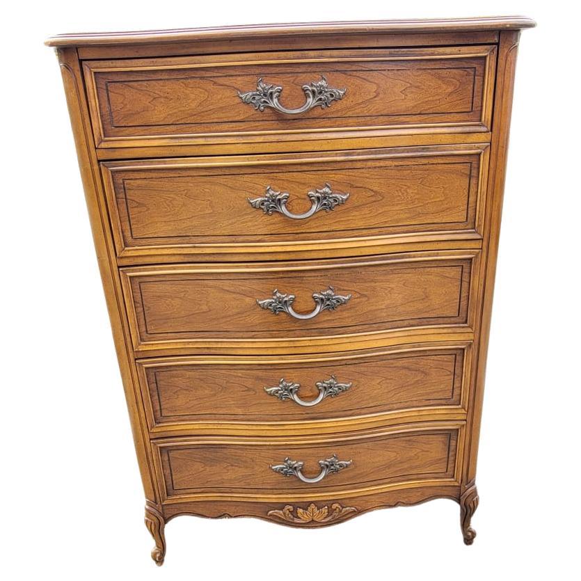Dixie Provincial Style Walnut Fruitwood chest of drawers. Very solid construction with original French drawer pulls and featuring 5 drawers, all with hand-cut dovetail joints construction and functioning as originally intended. In Very good vintage