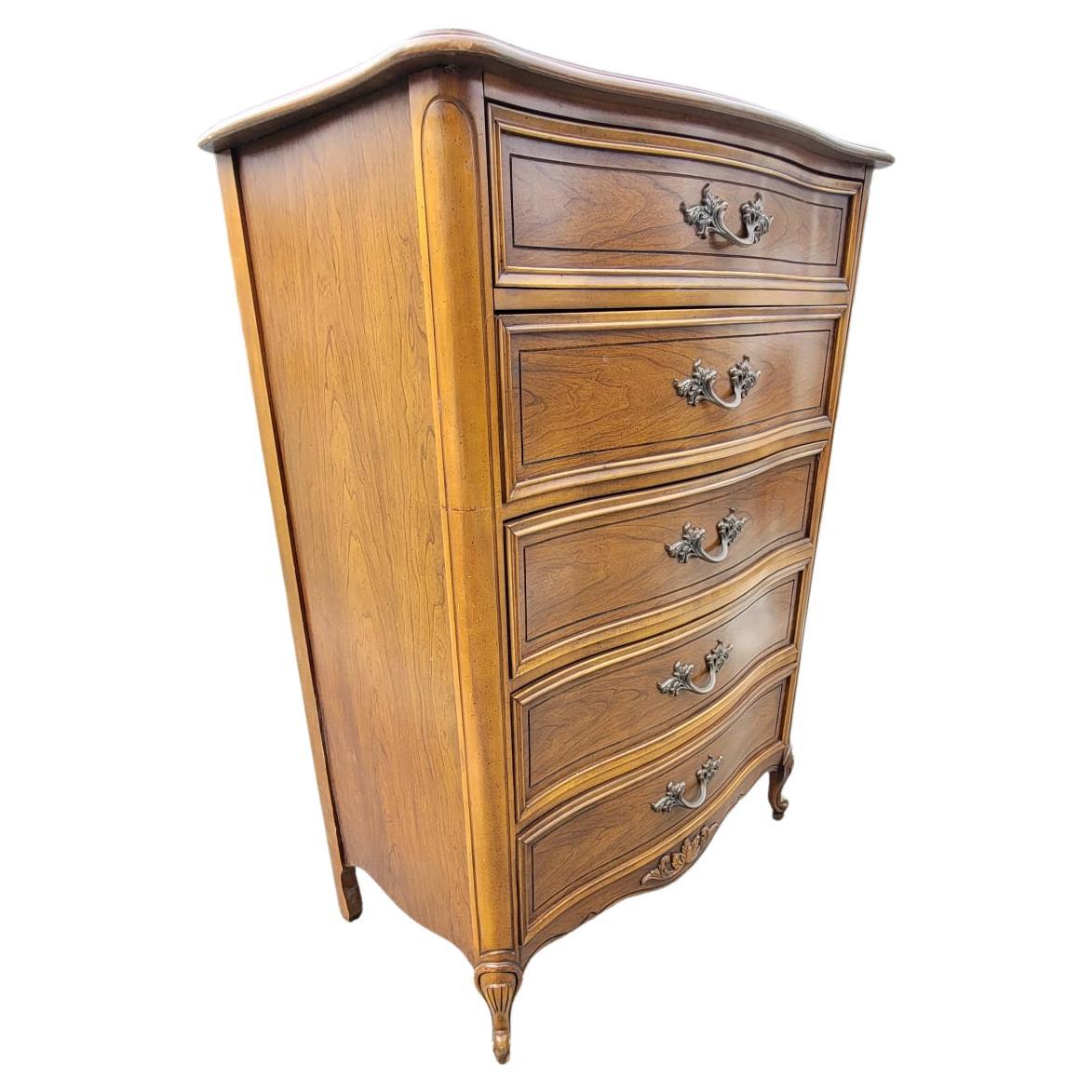 Travail du bois Meubles Dixie Commode en noyer de style provincial en vente