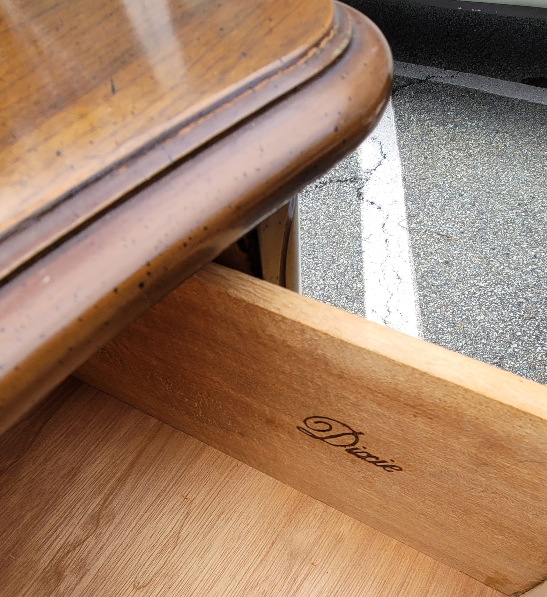 Dixie Furniture Provincial Style Walnussholz-Kommode mit Schubladenschrank im Zustand „Gut“ im Angebot in Germantown, MD