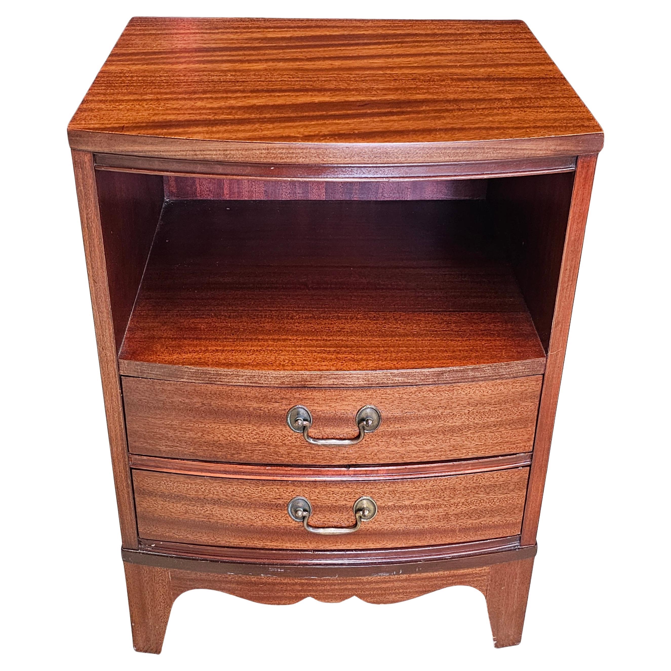 Dixie Furniture Satin-Mahagoni-Nachttisch mit zwei Schubladen und gestuften Nachttischen