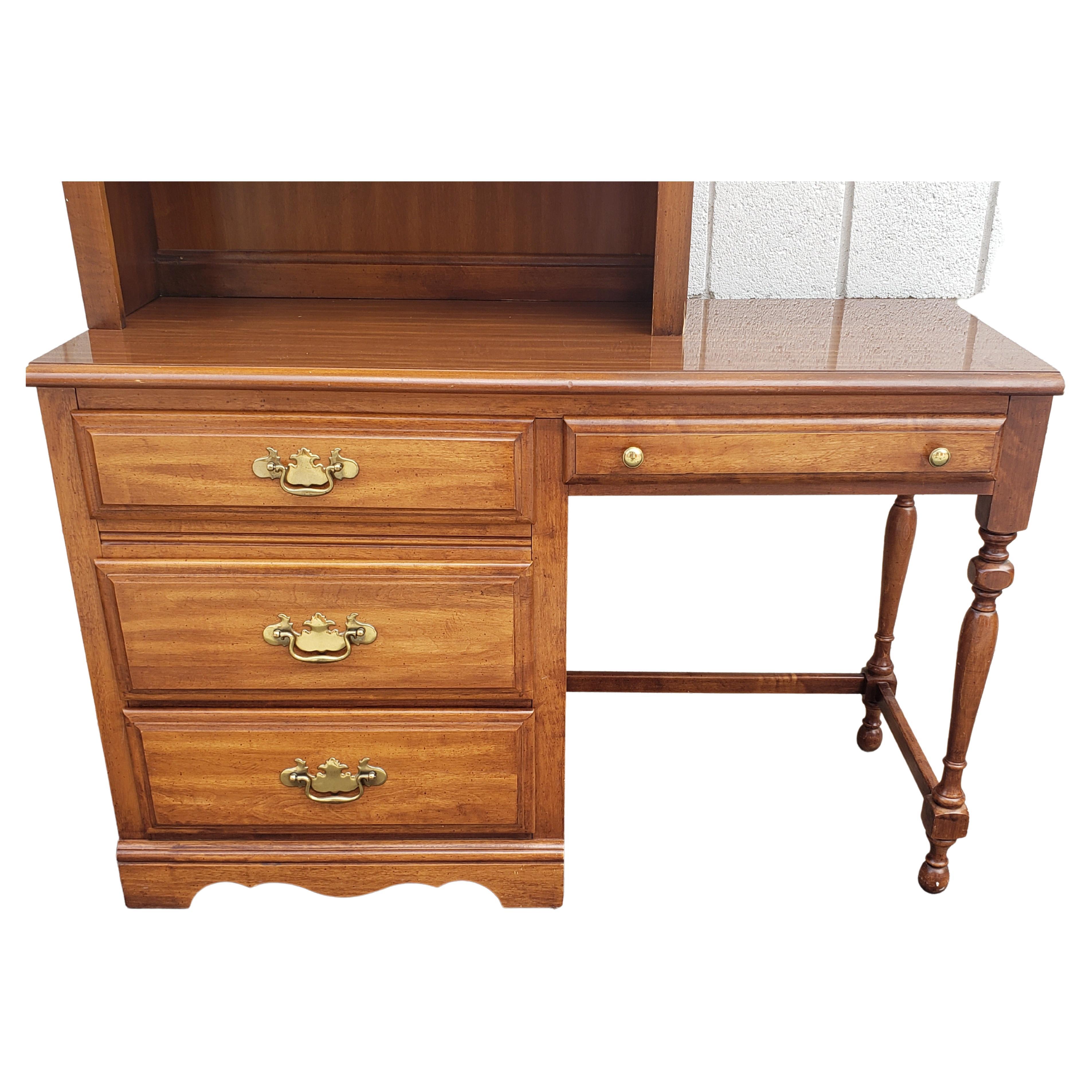 Dixie Furniture Saybrook Maple Bedroom Set In Good Condition For Sale In Germantown, MD