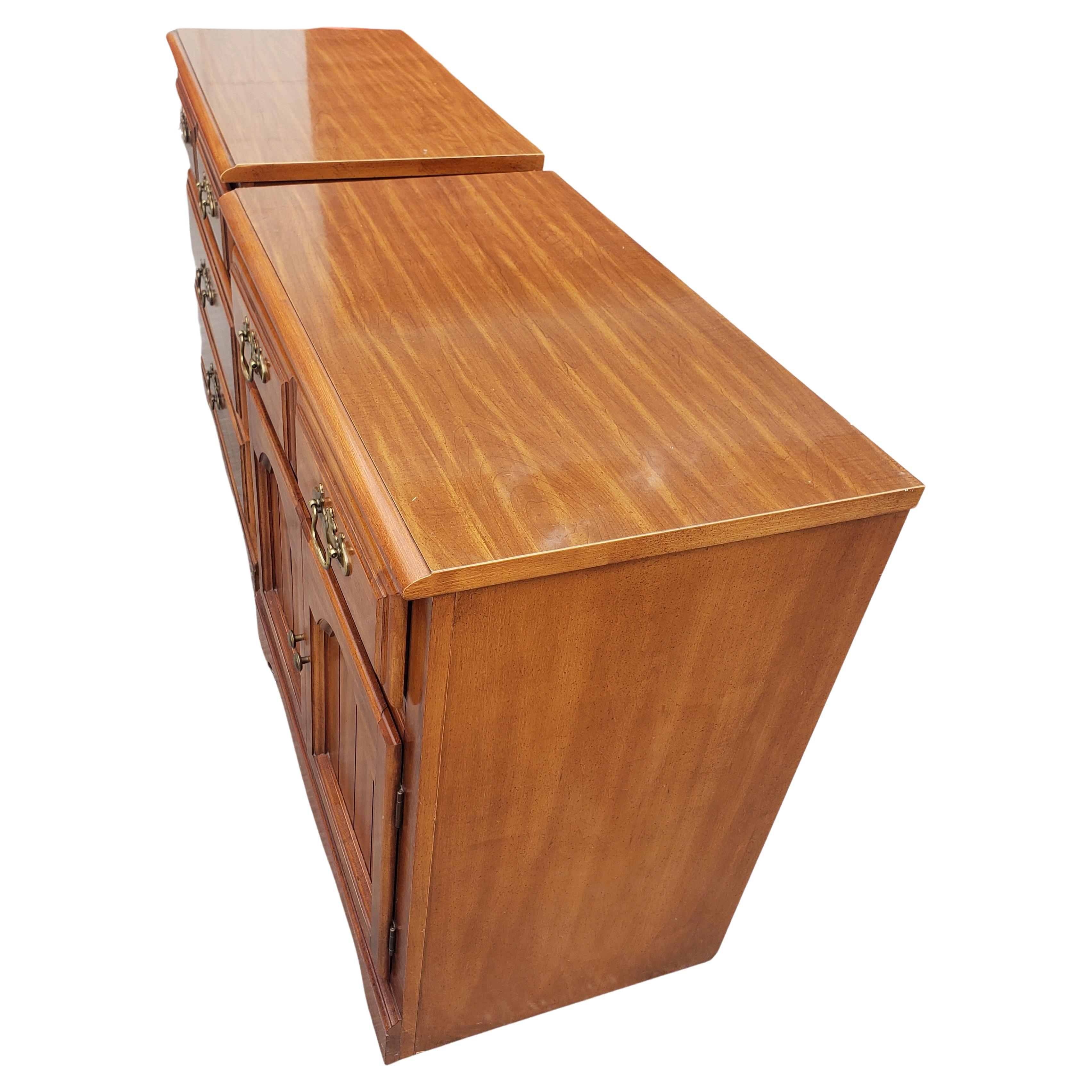 Kommodenschrank aus Saybrook Ahornholz von Dixie Furniture, ein Paar im Angebot 1