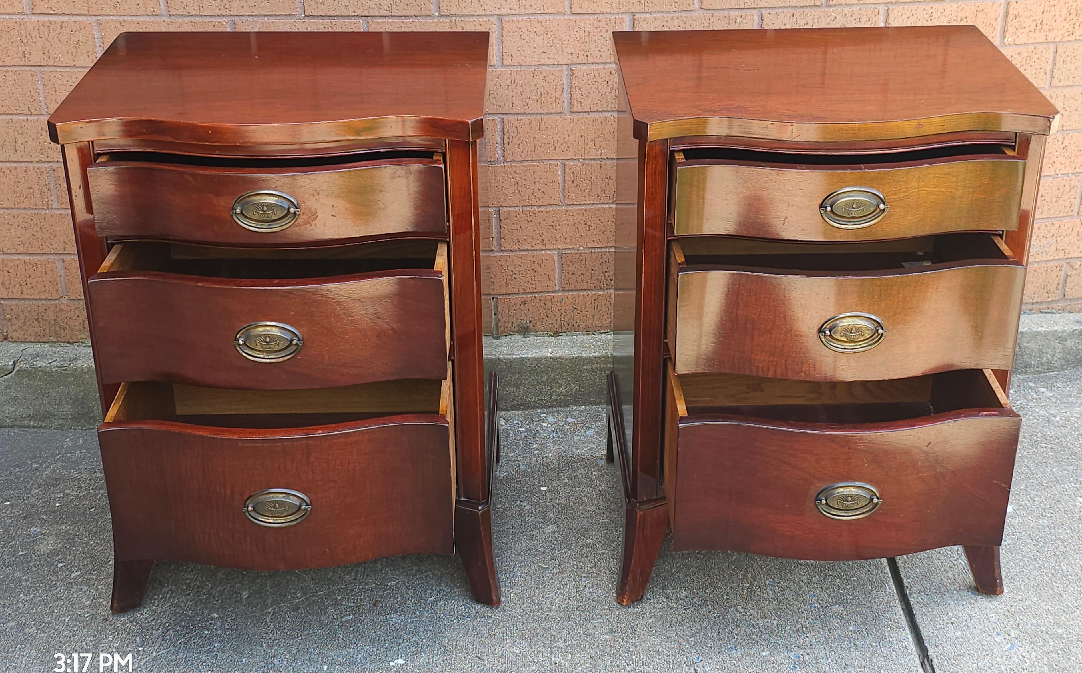 Dixie Mid-Century Federal Style Mahogany Bedside Chest of Drawers, Pair In Good Condition In Germantown, MD