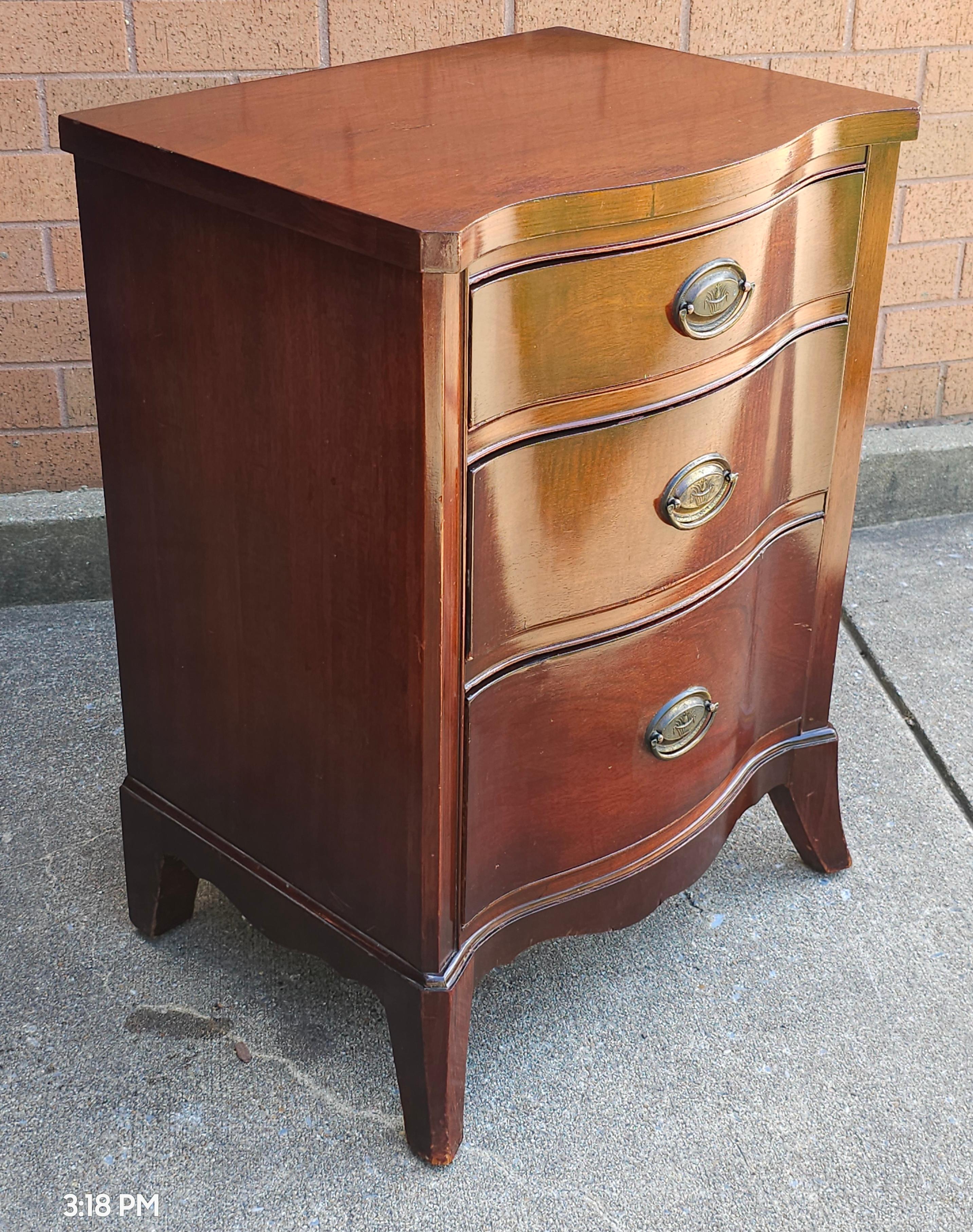 20th Century Dixie Mid-Century Federal Style Mahogany Bedside Chest of Drawers, Pair
