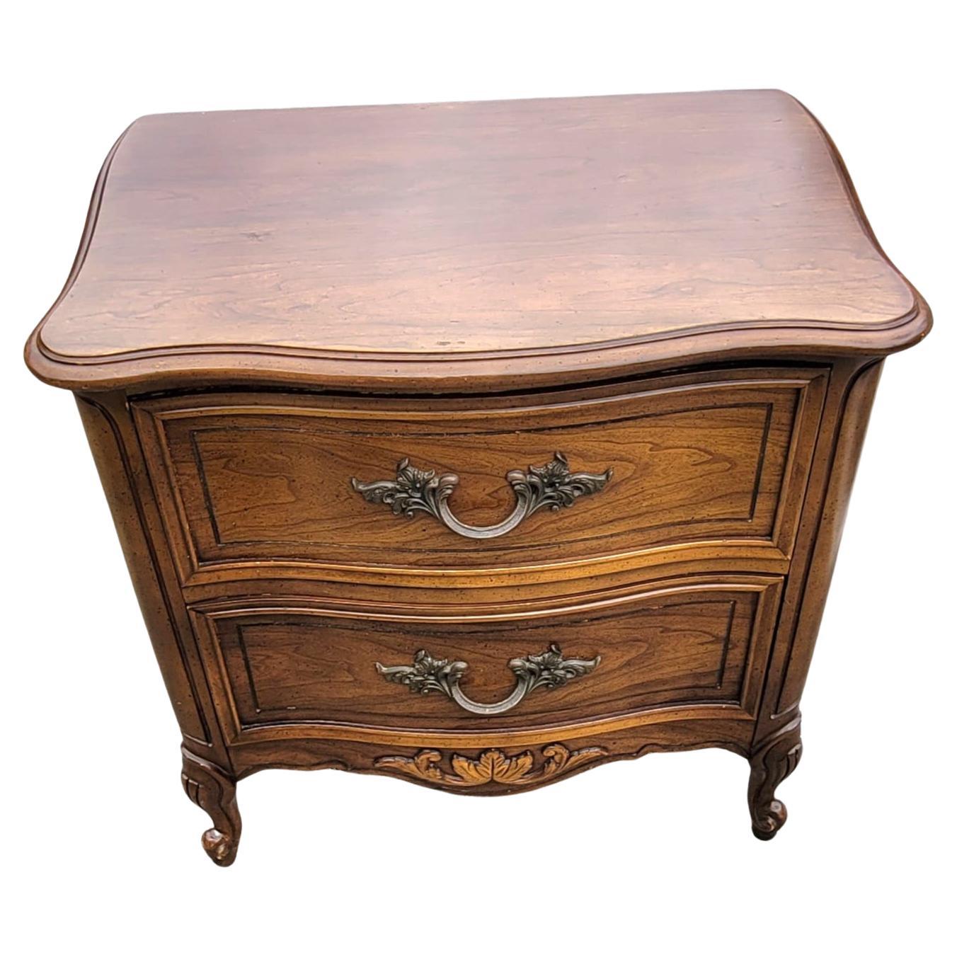 A Dixie Provincial Style bedside chest of drawers or nightstand in very good vintage condition. Very solid construction with dovetailed drawers. Measures 26