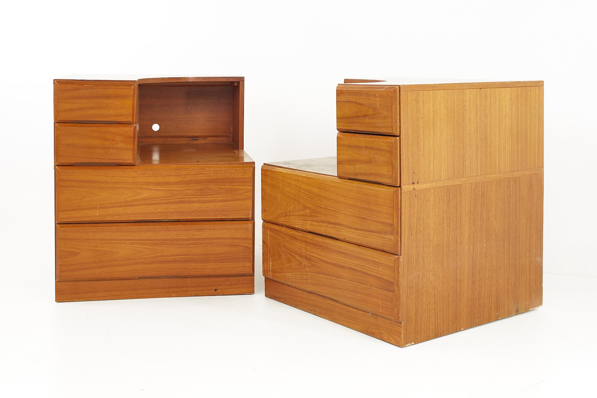 Dixie Scova Mid-Century Nachttische aus Teakholz, ein Paar (Moderne der Mitte des Jahrhunderts) im Angebot