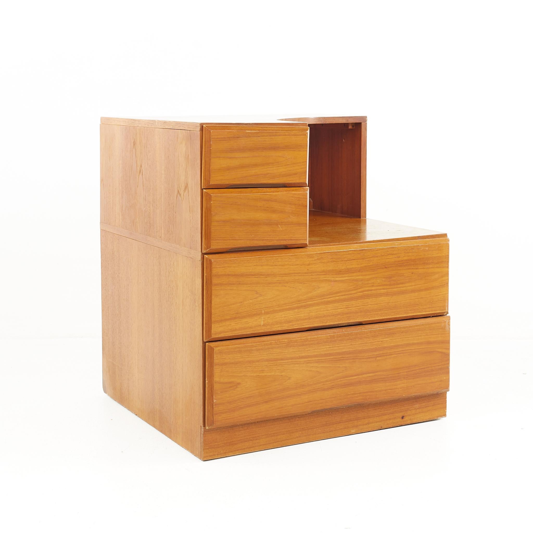 Dixie Scova Mid-Century Teak Nightstands, a Pair In Good Condition For Sale In Countryside, IL