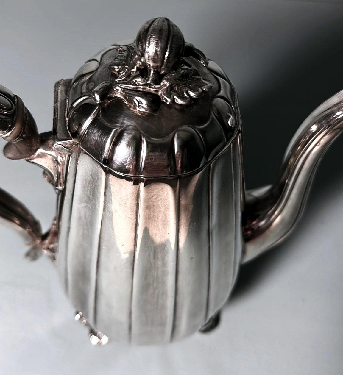 Tetera-chocolatera inglesa Dixon James bañada en plata en venta 3