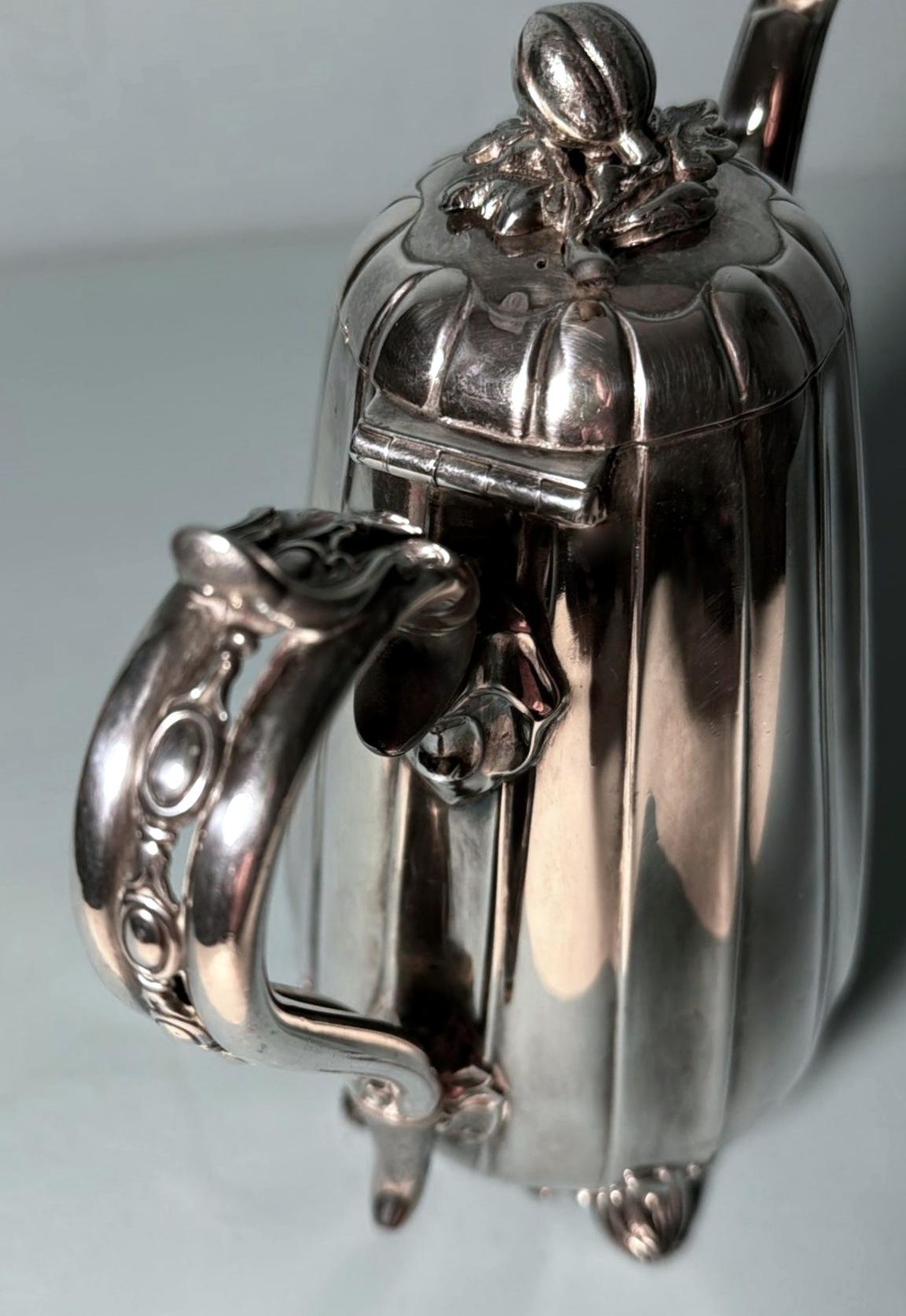 Tetera-chocolatera inglesa Dixon James bañada en plata en venta 4